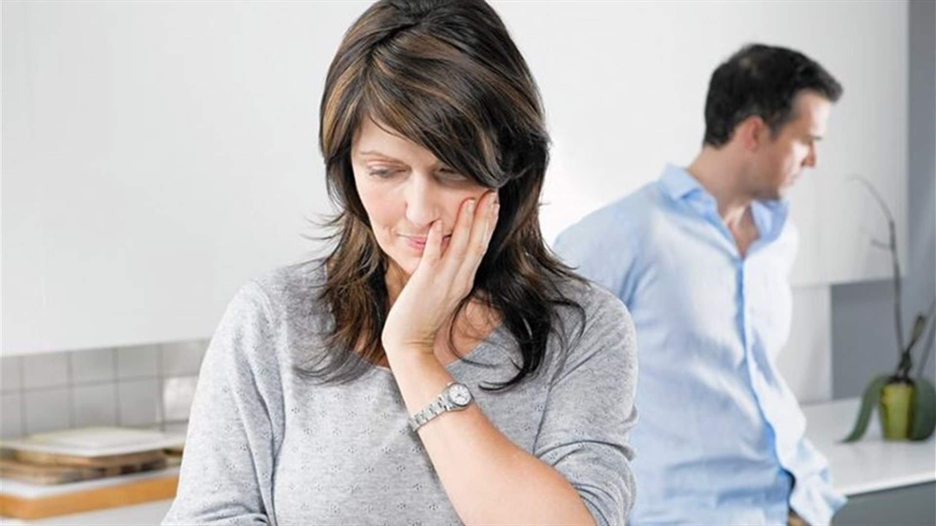 امرأة تطلق زوجها بعدما اكتشفت ما فعله بملابسها