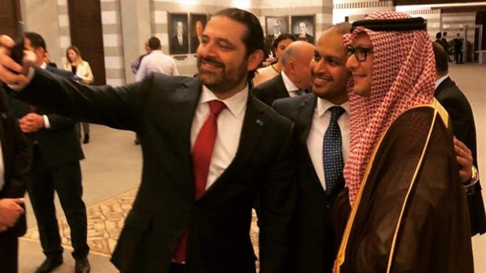 "سيلفي" جديدة للحريري مع البخاري والشامسي