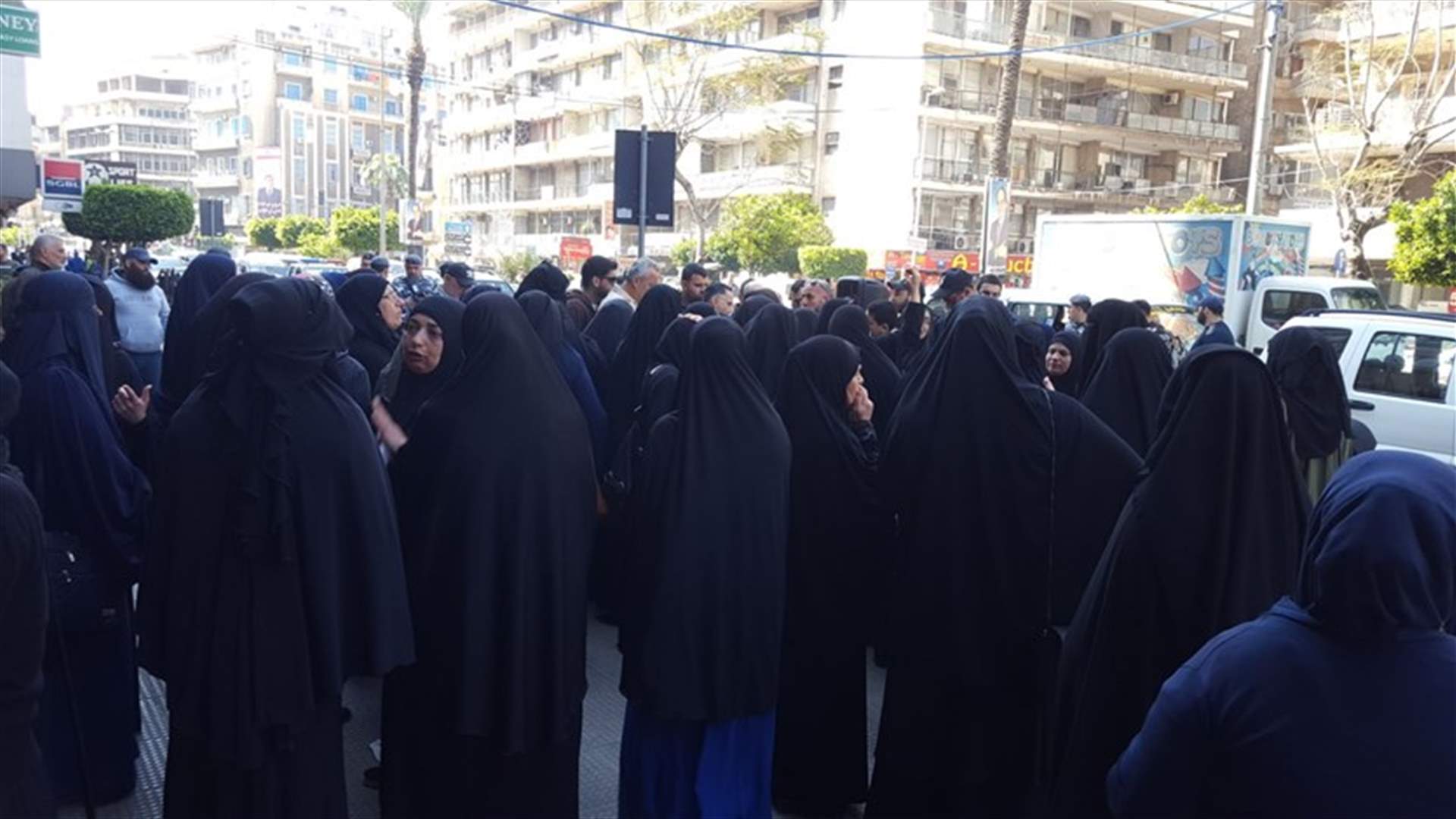 بالصور- اهالي الموقوفين الاسلاميين يعتصمون  أمام مكتب المستقبل في طرابلس