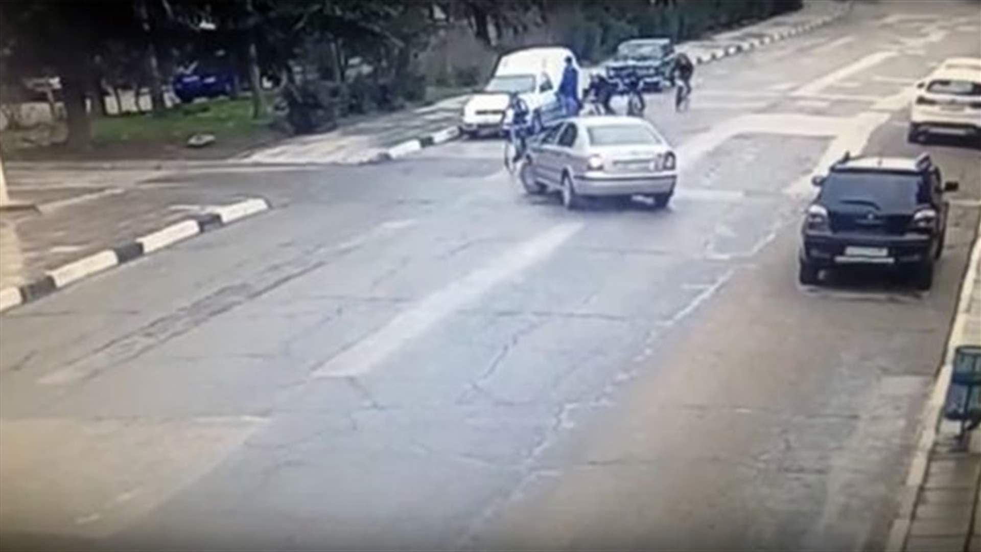 بالفيديو- شاهدوا كيف نجت سائقة دراجة هوائية من حادث صدم
