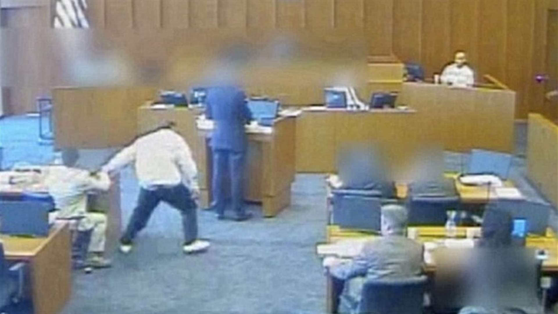 بالفيديو- متّهم حاول قتل الشاهد داخل قاعة المحكمة