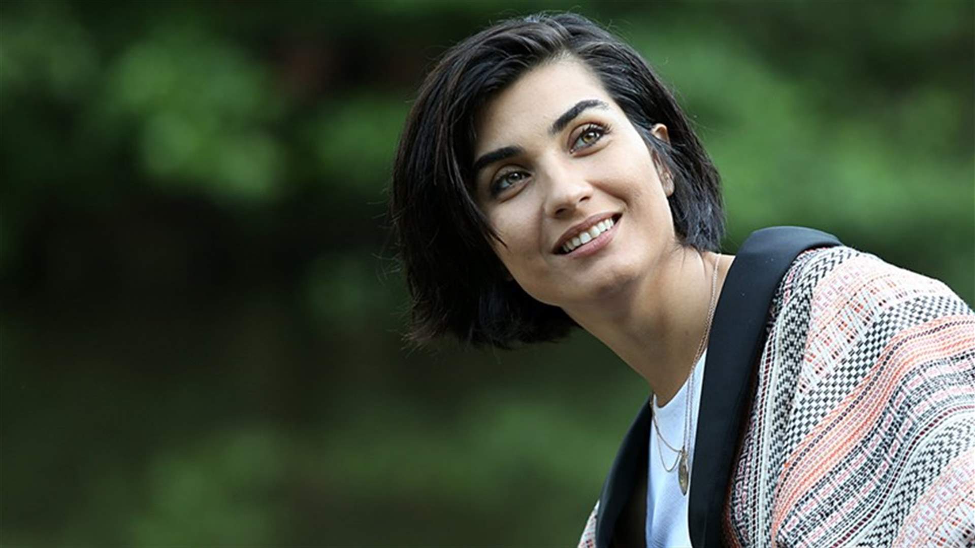 بالصورة- شبيهة الممثلة التركية &quot;لميس&quot; هي كاتبة سعودية... لن تميزوا الفرق!