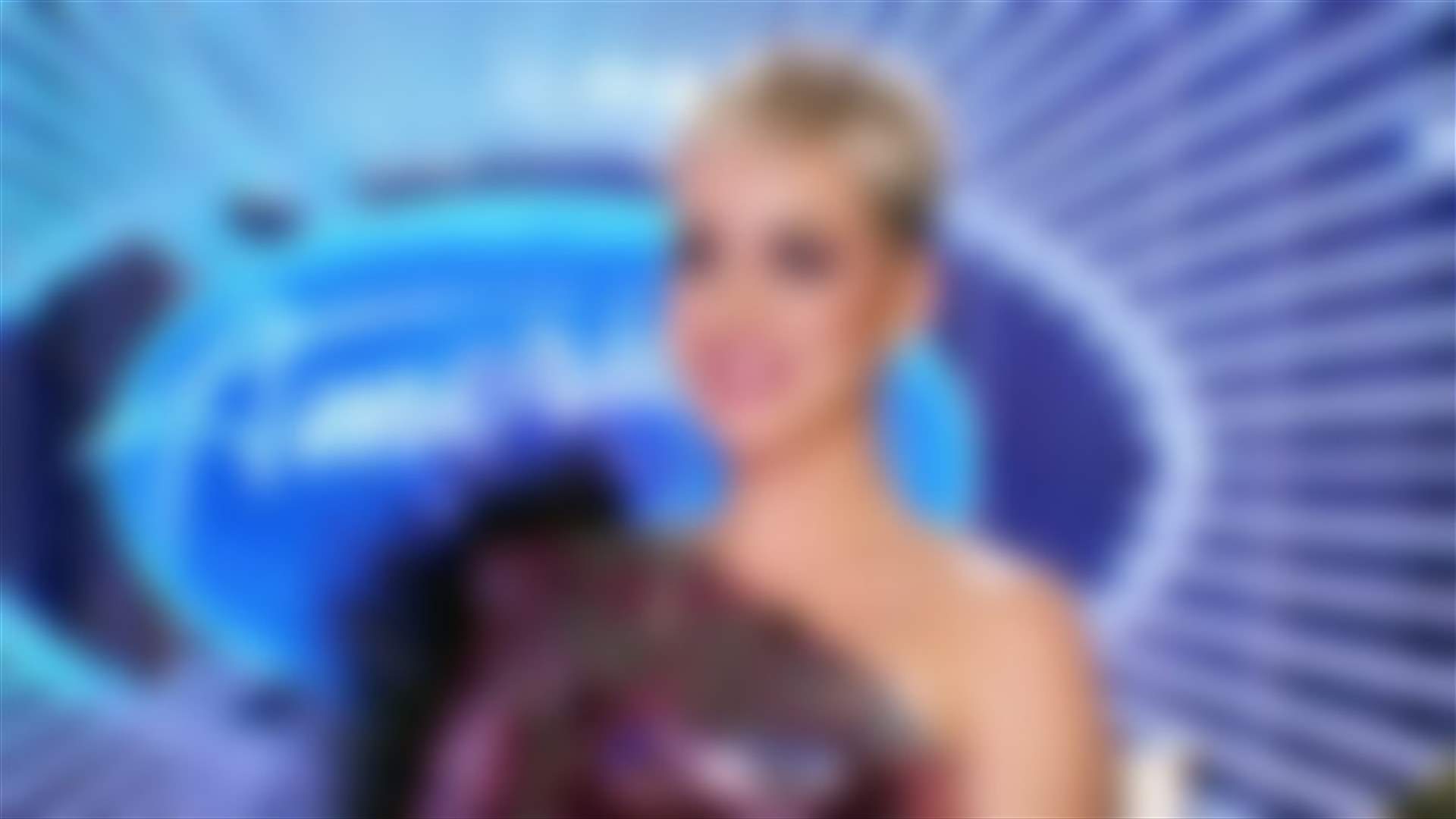 بالفيديو – نجمة عالمية تتعرض لموقف محرج في أميركان آيدول بسبب فستانها القصير!