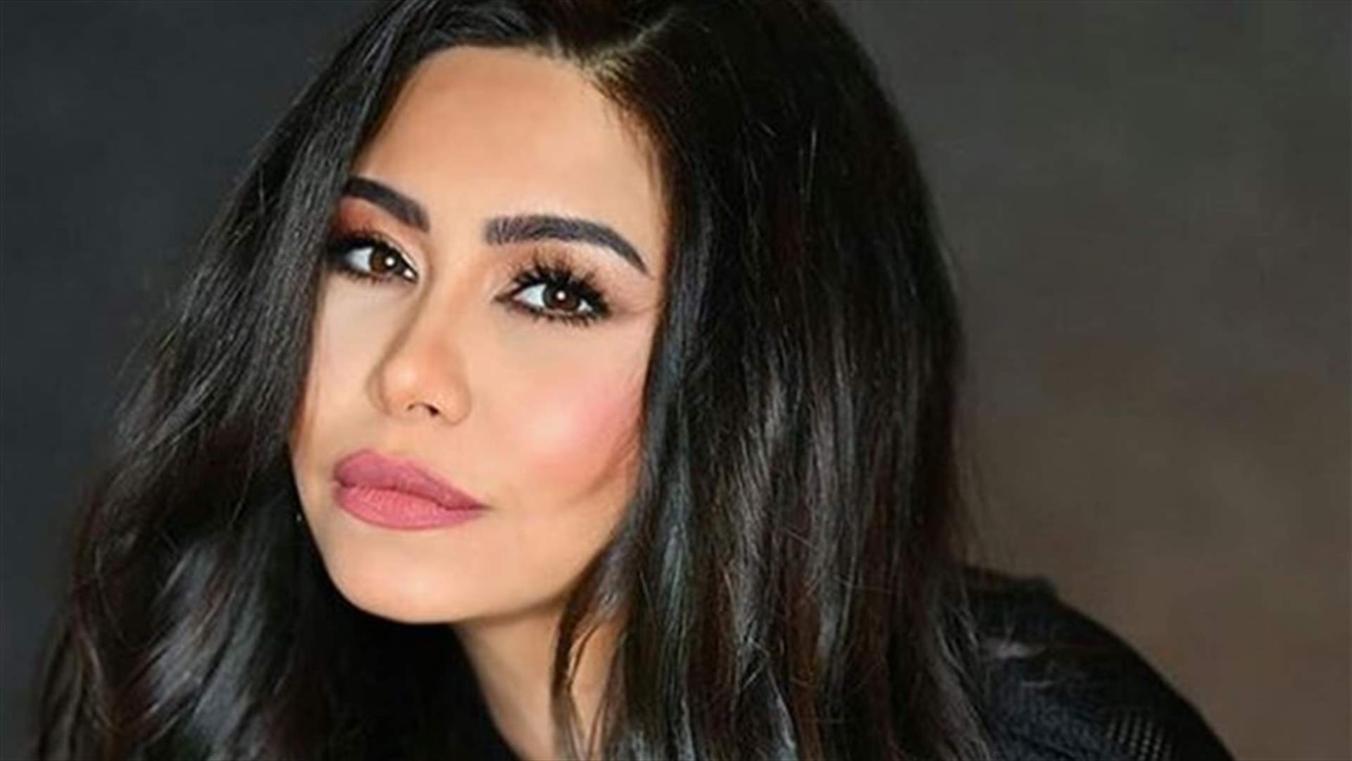 بالصورة: هل أخطأت شيرين عبدالوهاب بالسفر مرتديةً ملابس النوم؟
