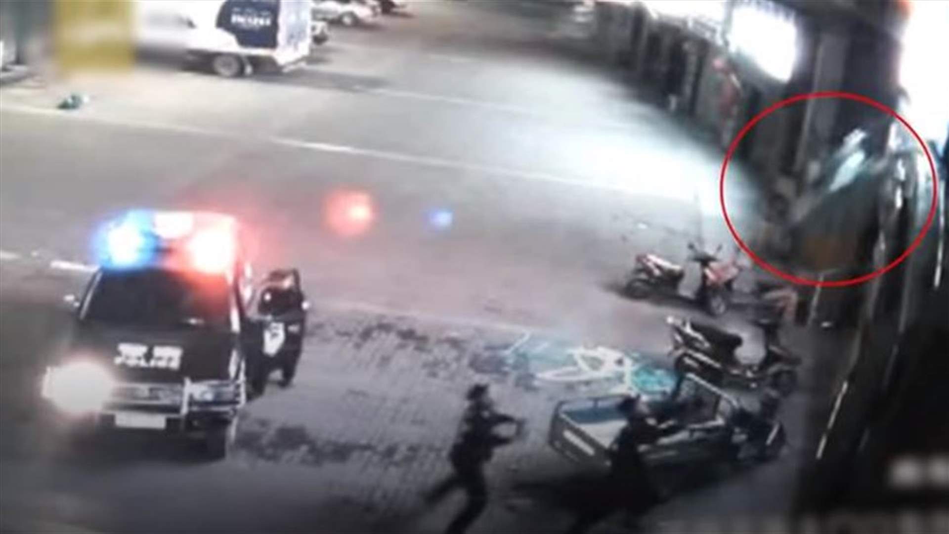 بالفيديو- شرطي &quot;بطل&quot; ينقذ سيدة سقطت من النافذة