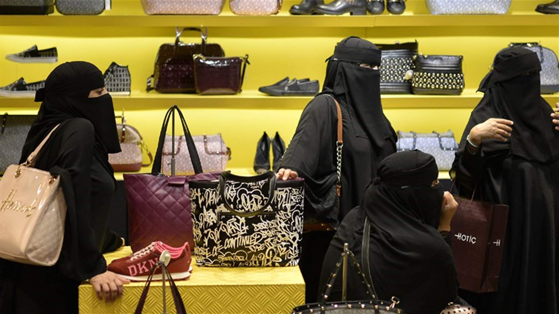 بالفيديو – تشابك نسائي عنيف داخل مركز تجاري في السعودية!