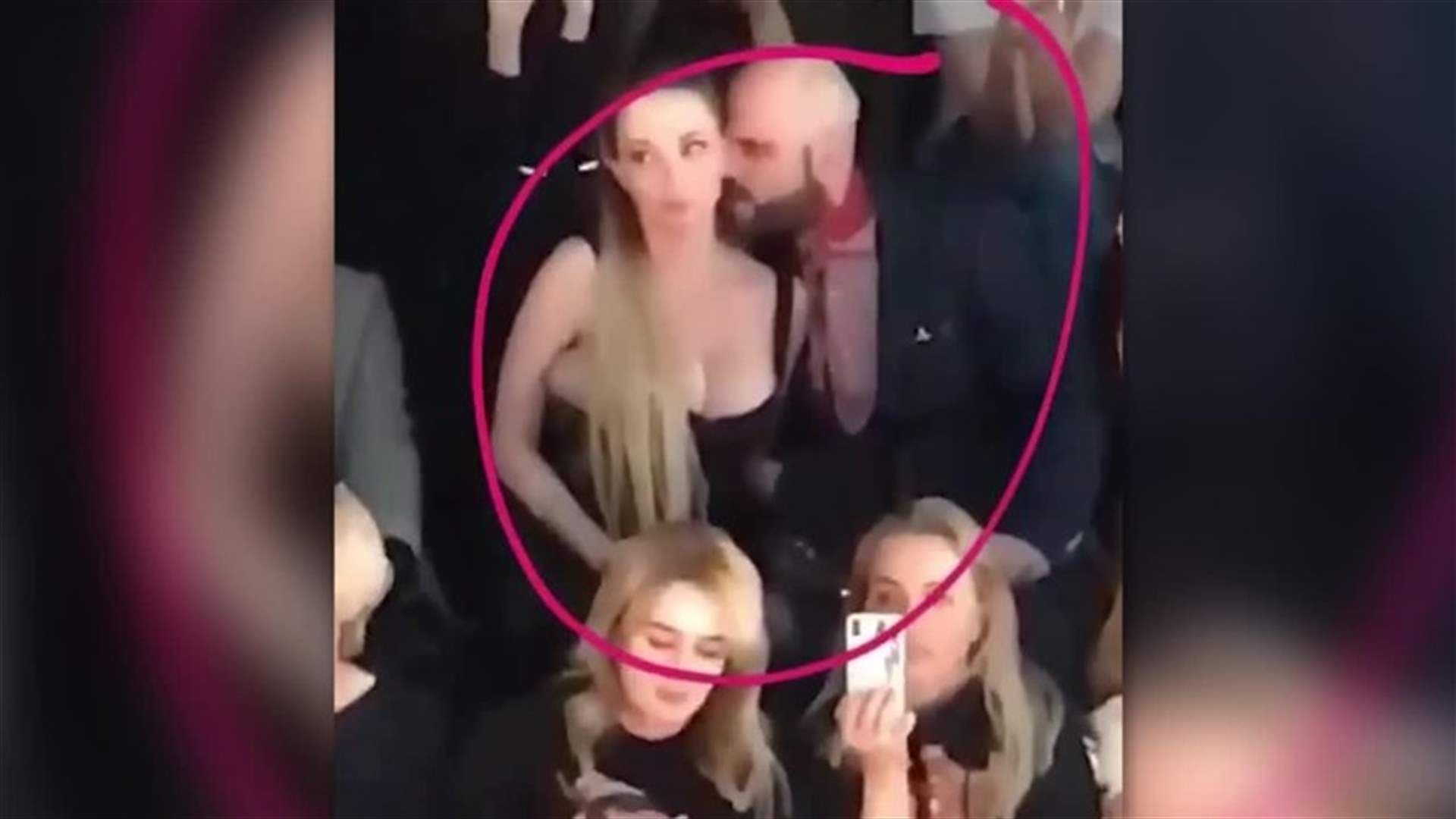 نجمة روسية تُمارس أفعالاً خادشة للحياء مع مقدم برامج خلال عرض أزياء