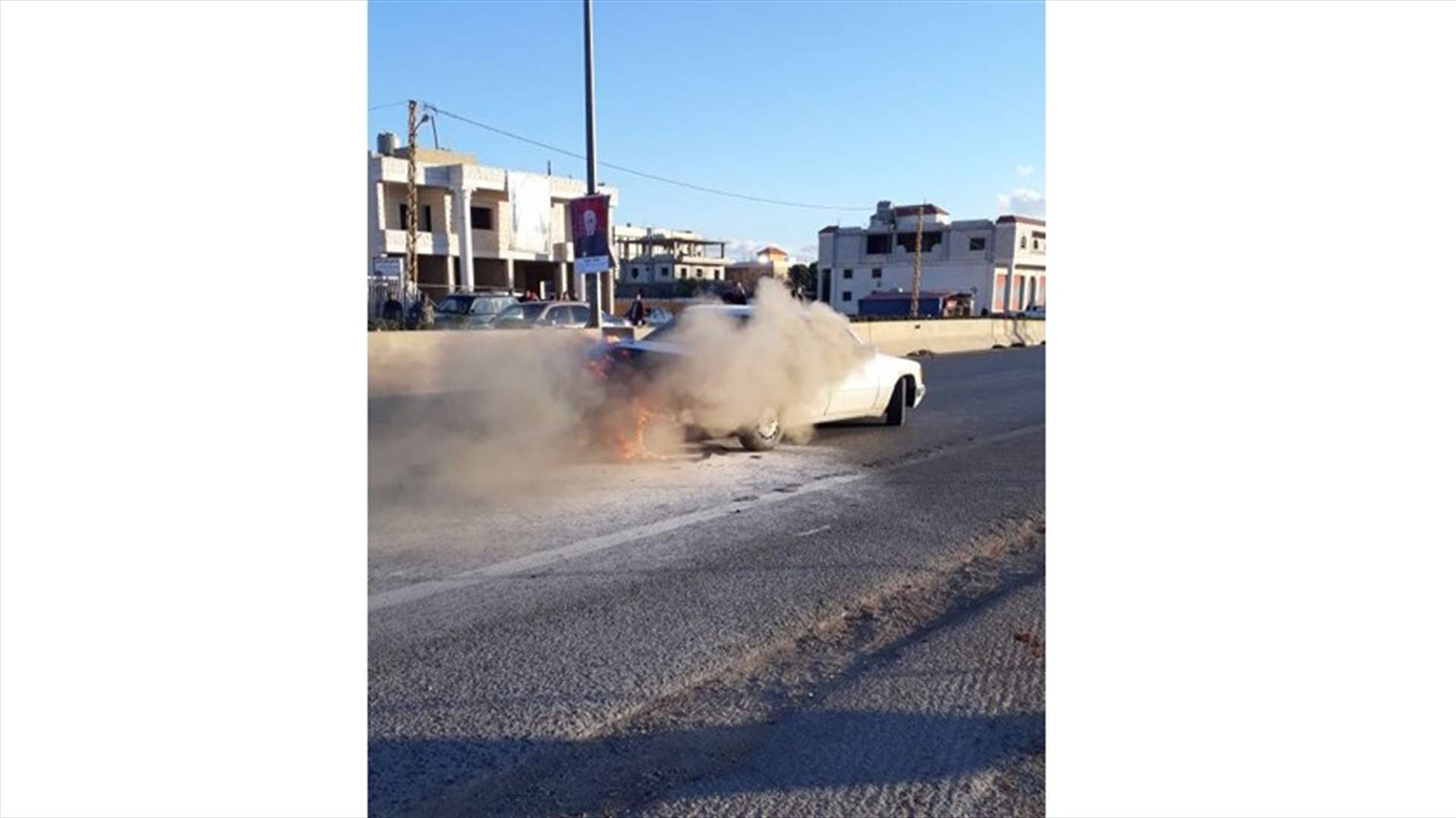 بالصورة - احرق سيارته احتجاجا على حجزها