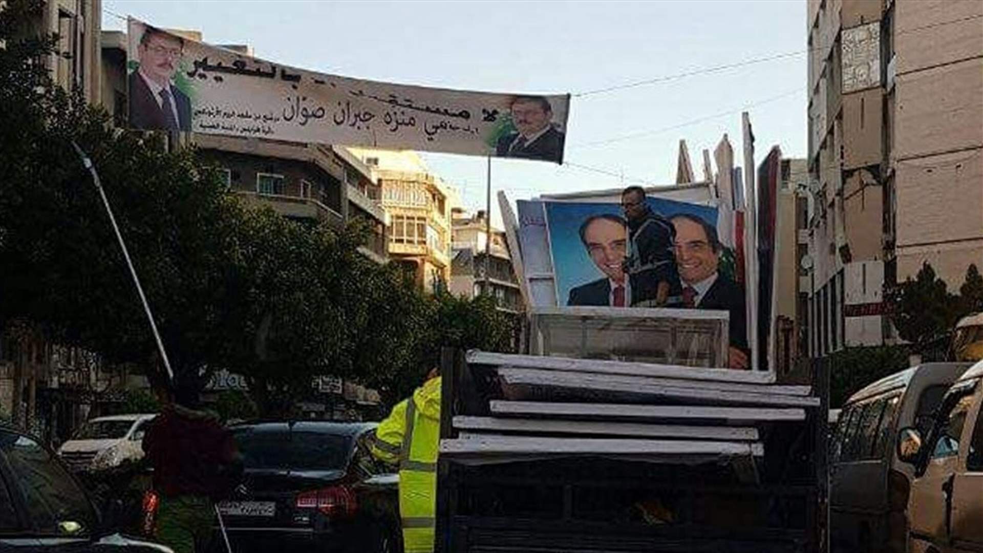 بدء ازالة الصور واللافتات في طرابلس