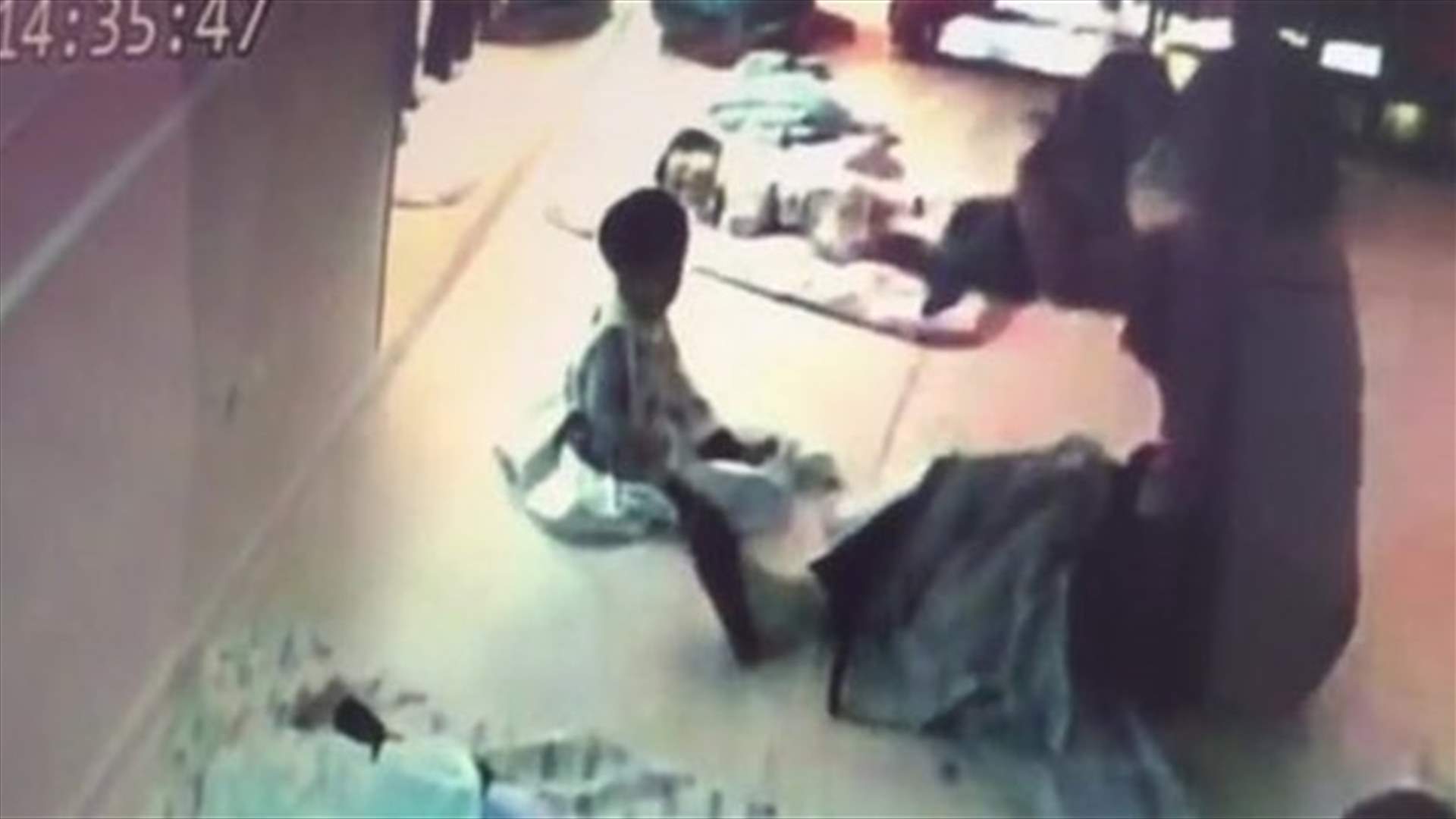 بالفيديو- كاميرات المراقبة فضحت كل شيء...هذا ما فعلته مربية أطفال بطفلة "لم تلزم الصمت"
