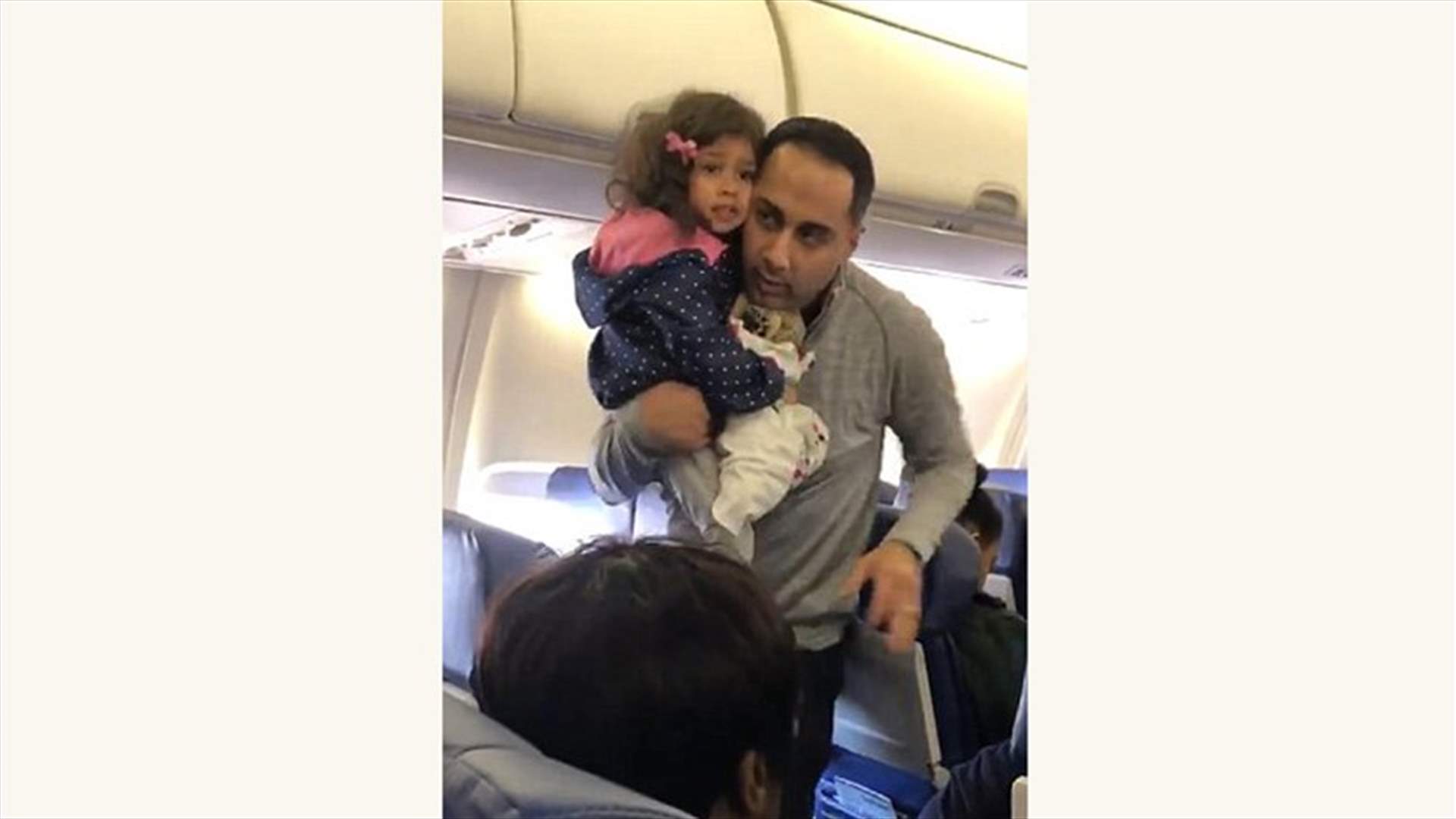 بالفيديو- أب &quot;طُرد&quot; من الطائرة مع طفلته... لأن الأخيرة شعرت بالخوف!