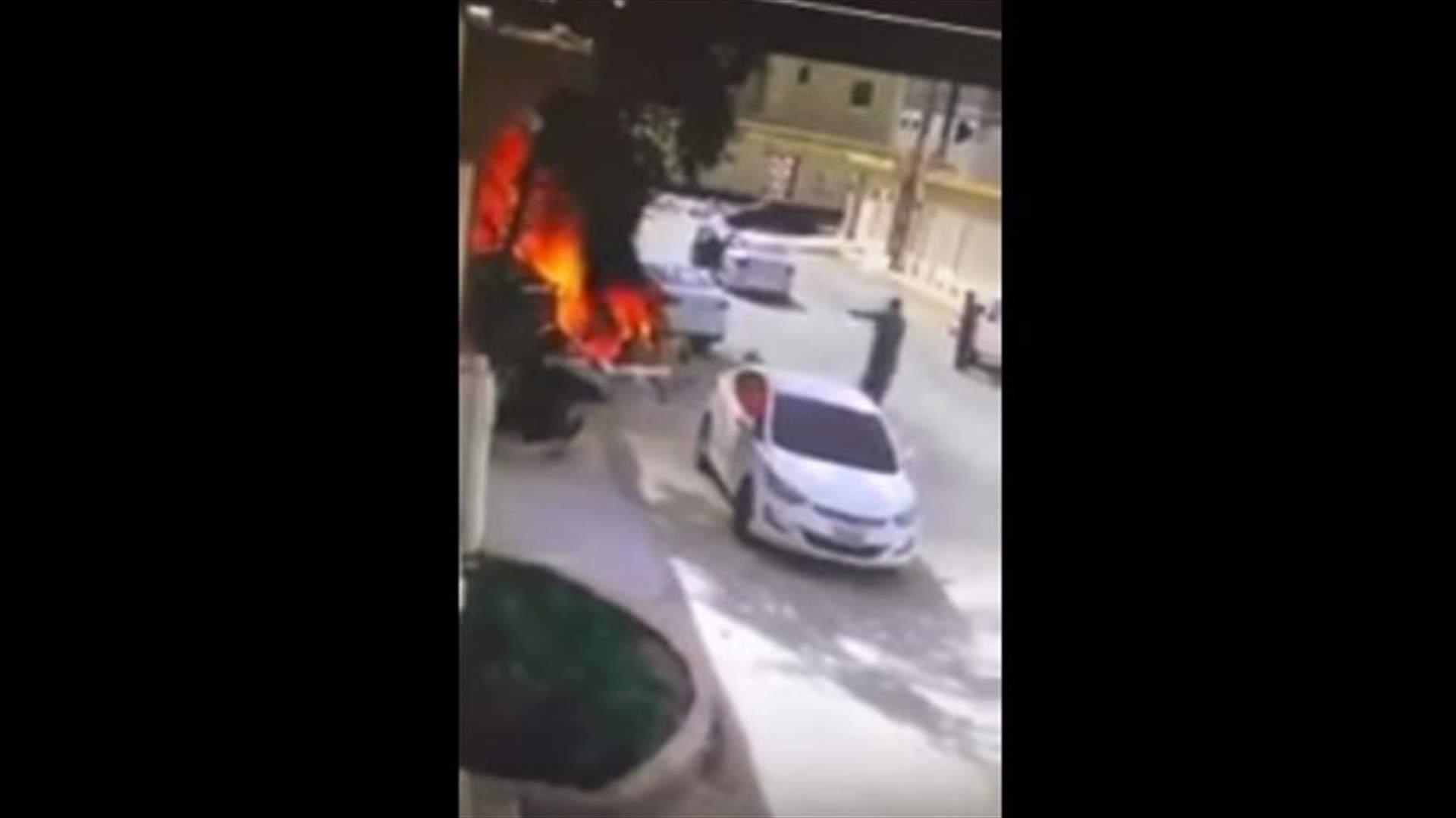 بالفيديو – سعودي أنقذ سيارة من حريق كبير... بشجاعة كبيرة!