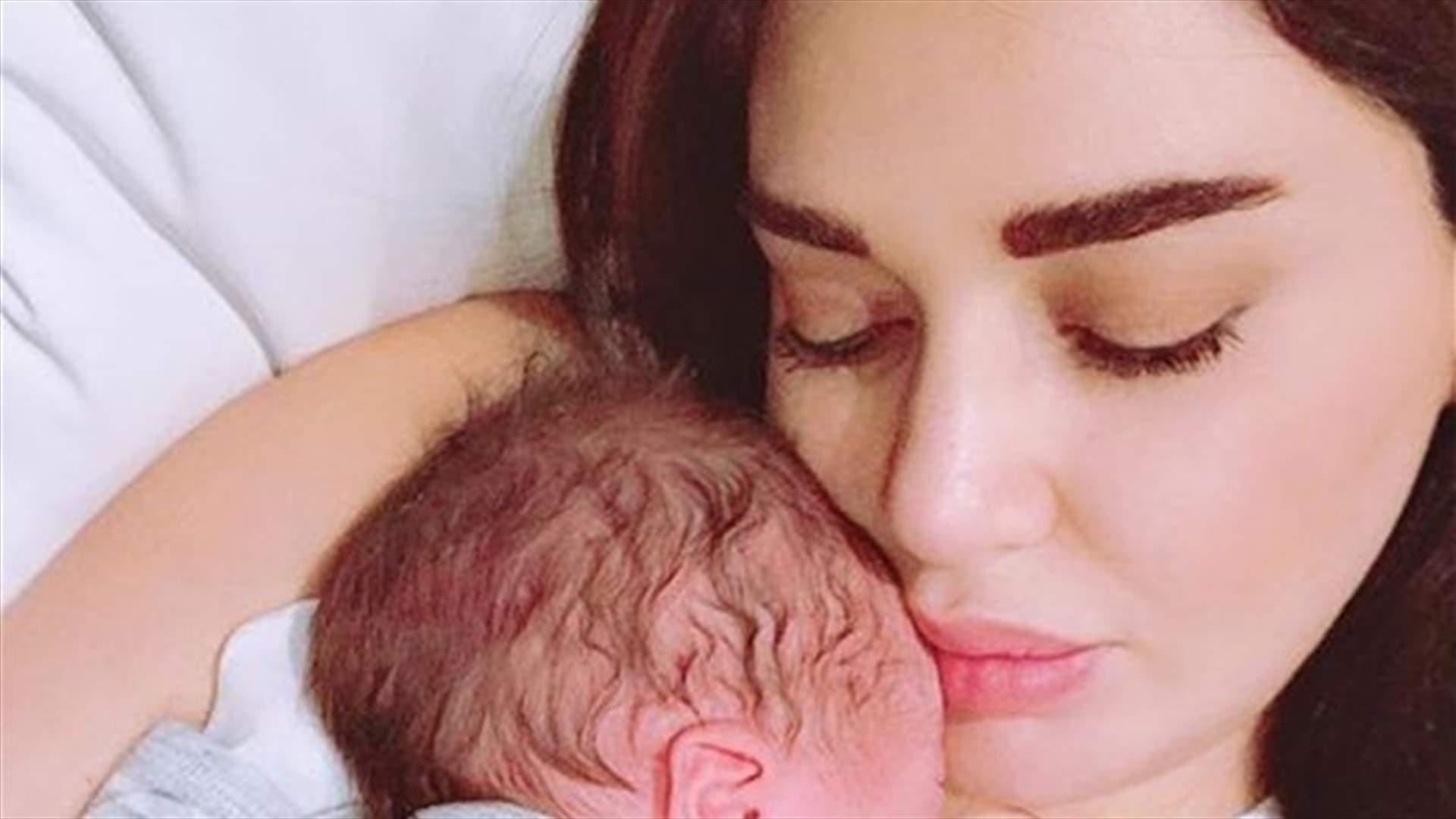 بعدما تحوّلت إلى "أم كريستيانو".. النجوم يصفون سيرين عبدالنور بـ Super Mom