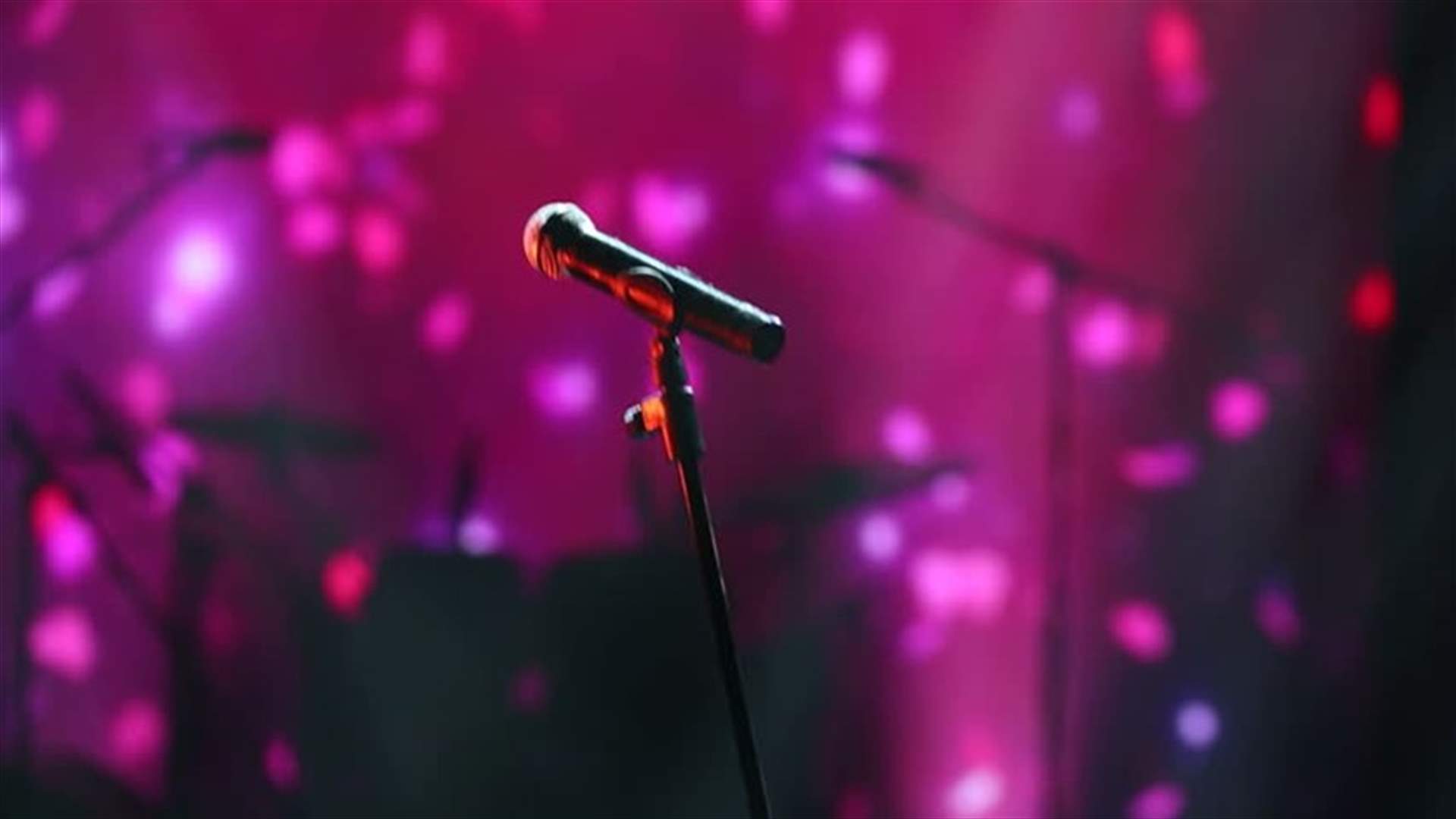 بالفيديو- مطرب سوداني يوقف الغناء ويوبّخ جمهوره لأنه يتفاعل معه