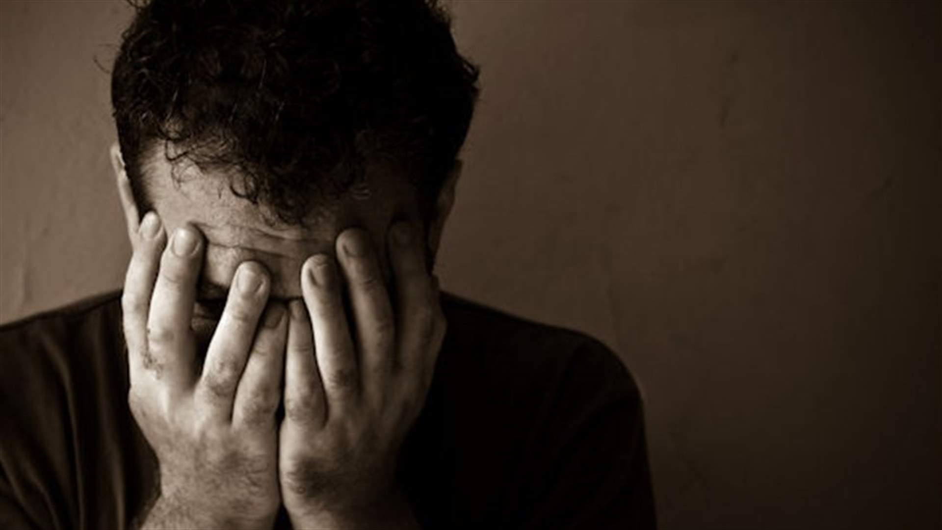 عاش لأيامٍ مع جثة أمه في المنزل بدون طعام أو ماء