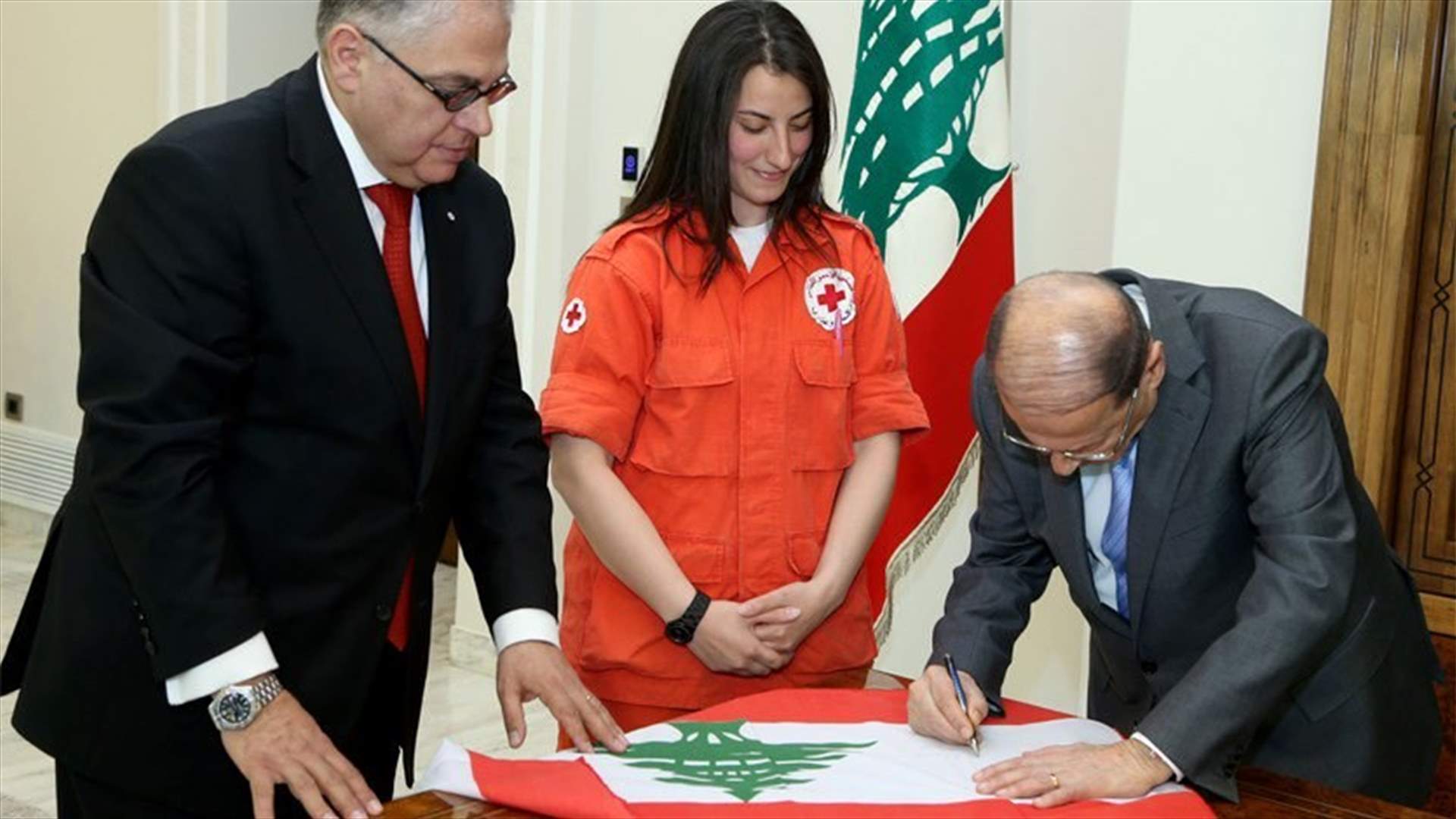 President Aoun signs on Lebanese flag to be fixed by Red Cross medic on Island Peak Summit