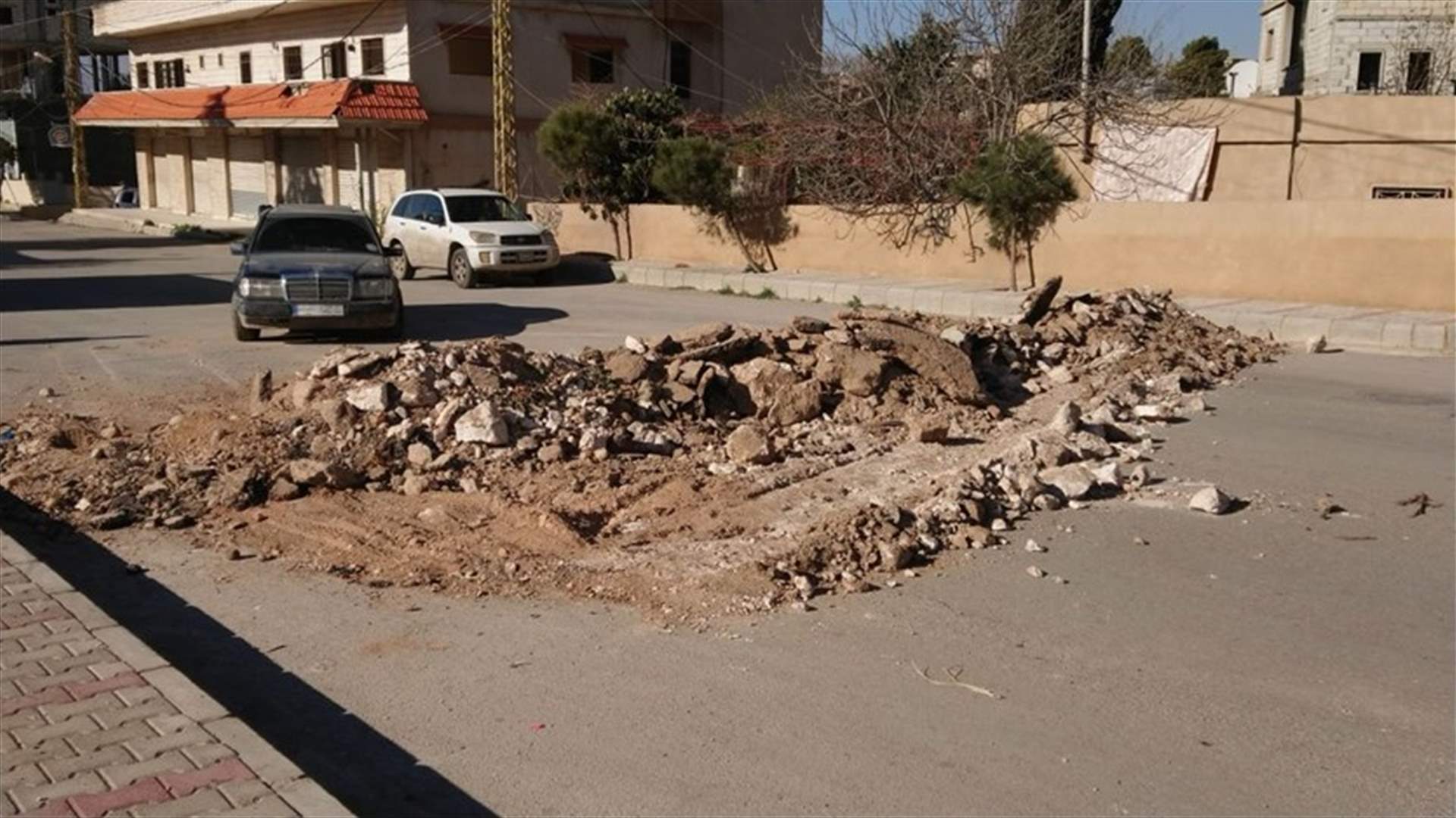 احتجاجا على المداهمات التي ينفذها الجيش...هذا ما فعله شبان من حي الشراونة
