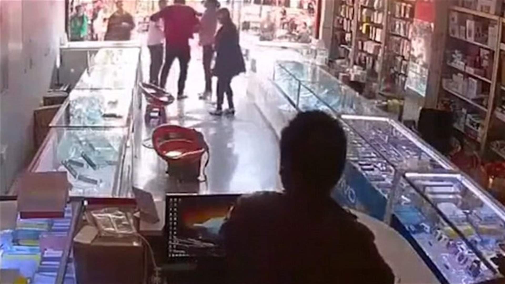 بالفيديو – أراد تغيير بطارية هاتفه بنفسه فحصل ما لم يكن في الحسبان!