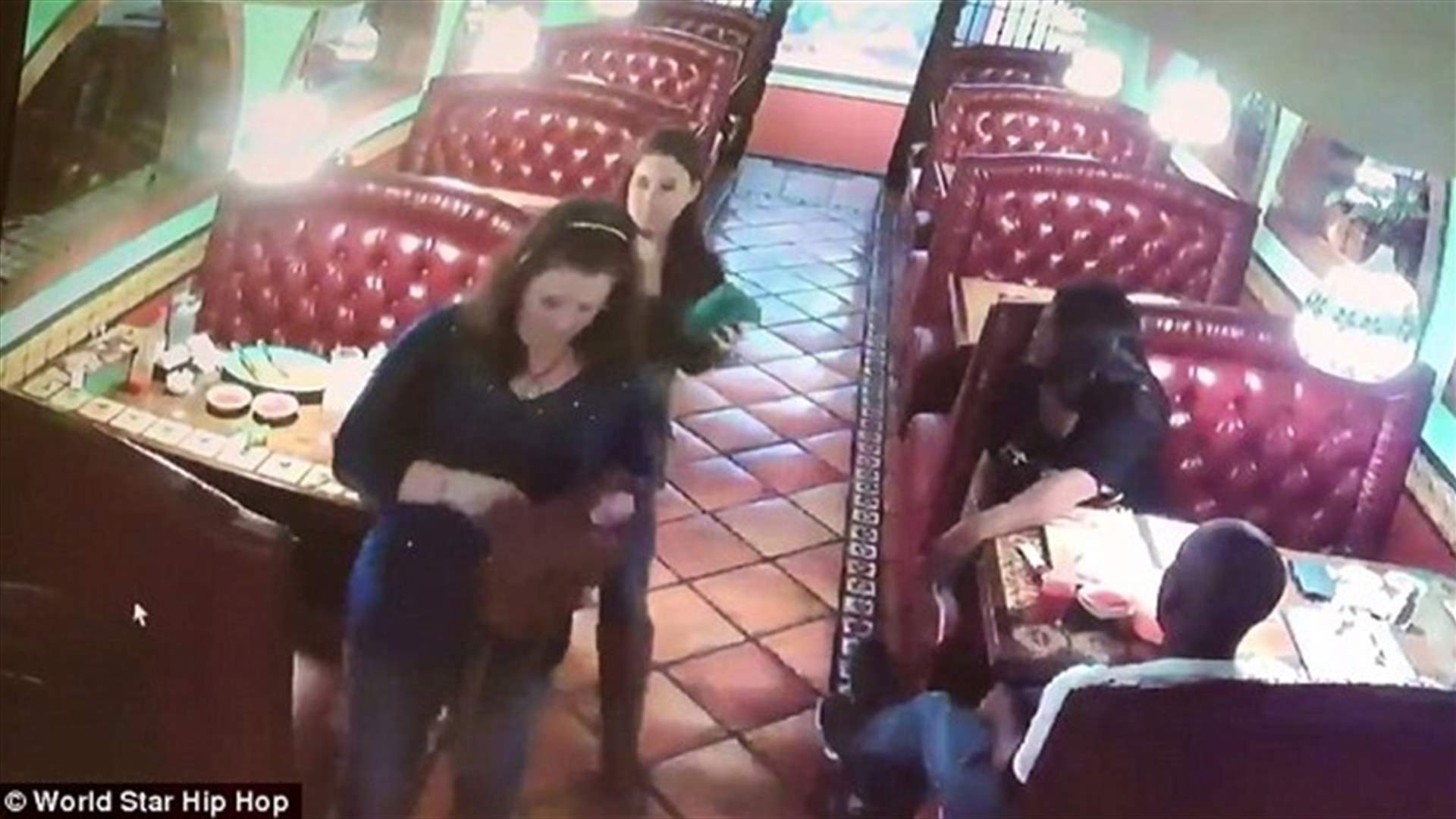 بالفيديو – ثنائي سرق بقشيش نادلة في المطعم... وكاميرا المراقبة في المرصاد