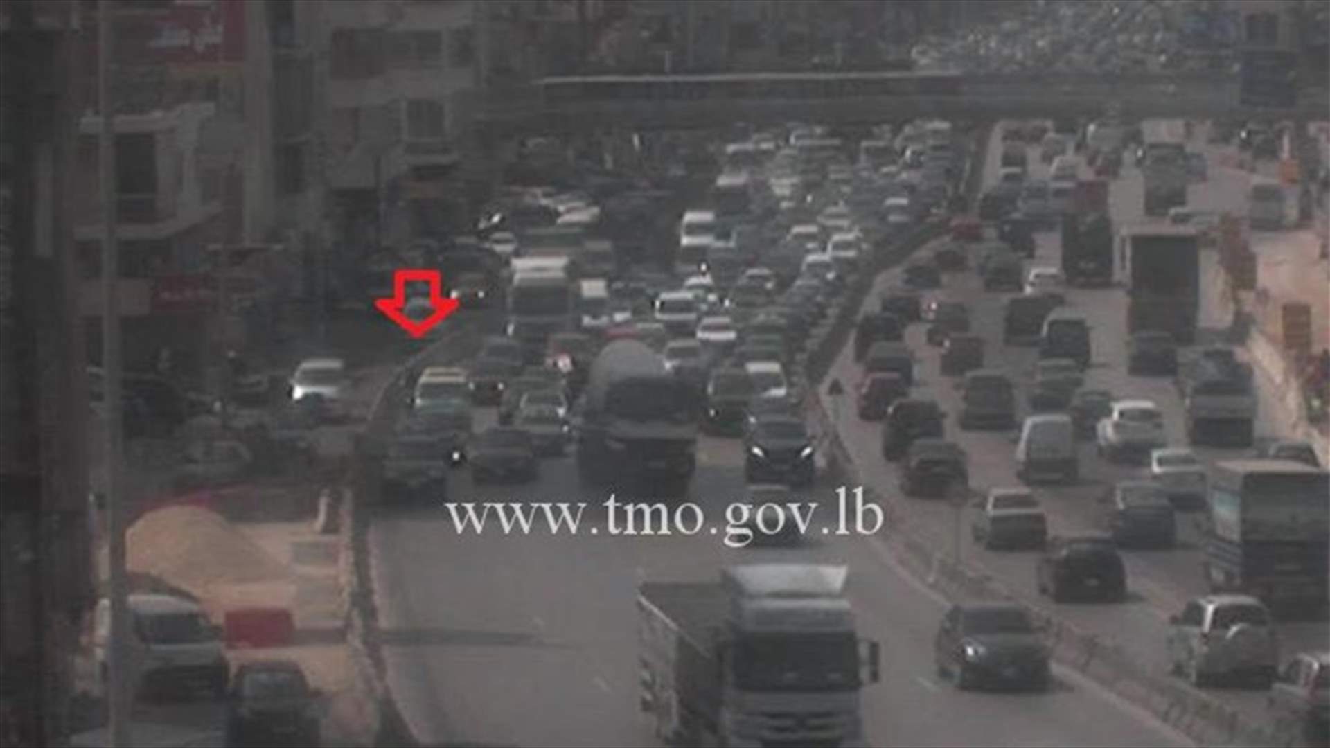 بالصورة - تعطل مركبة على اوتوستراد جل الديب باتجاه انطلياس وحركة المرور كثيفة في المحلة