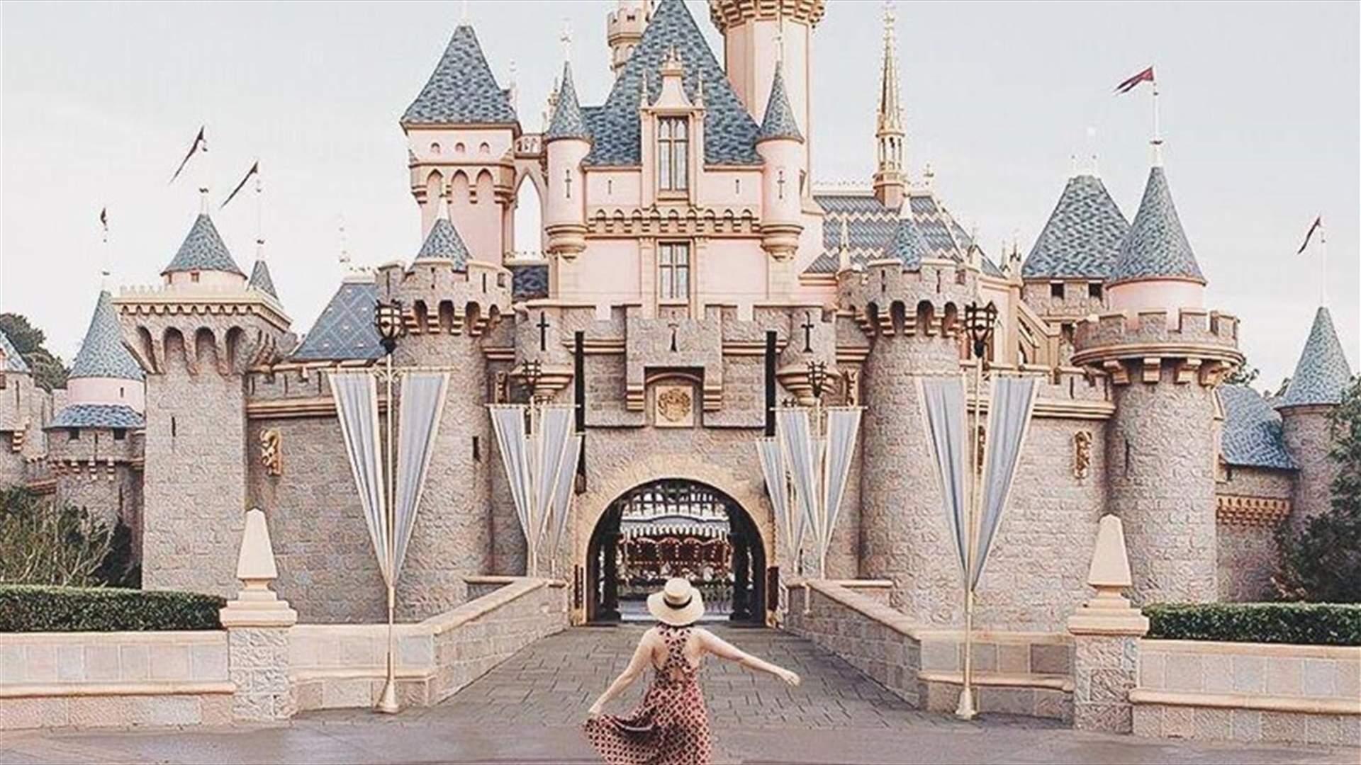 [PHOTOS] Blogger Fakes Trip To Disneyland To Prove How Easy It Is
