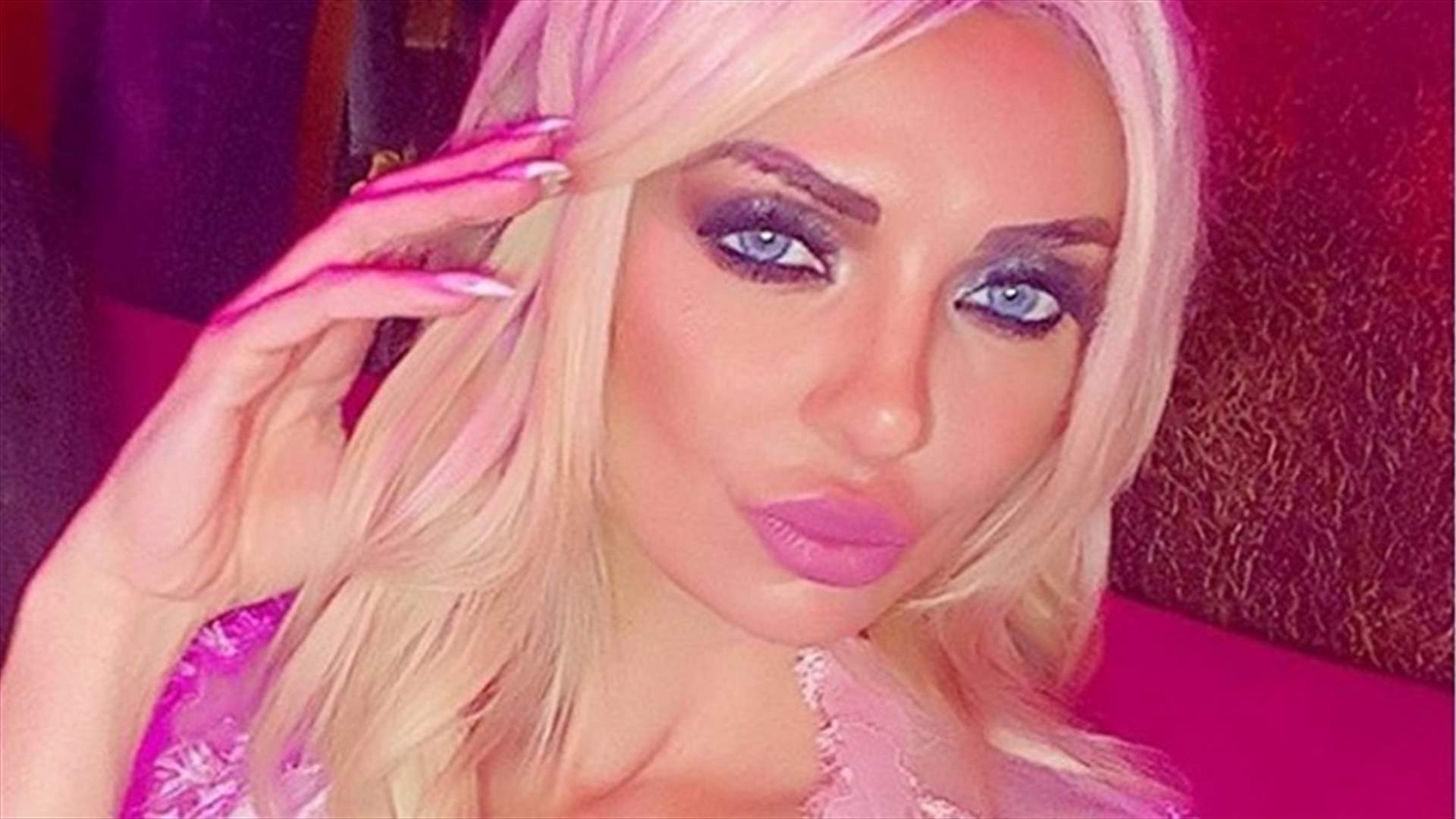 بالفيديو- بعد وفاة عشيقها.. ميريام كلينك في المقابر بحذاء أحمر اللون