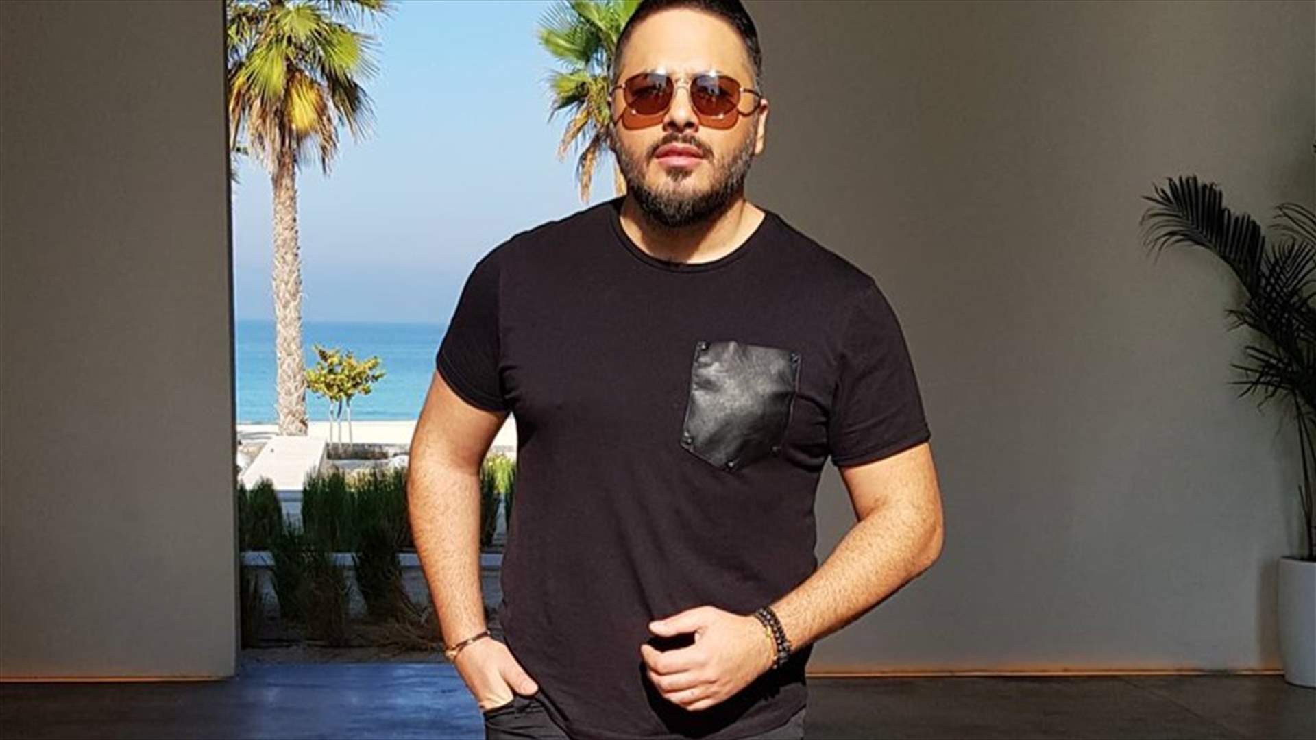 بالصورة – رامي عياش يستعرض عضلاته المفتولة على دراجته النارية