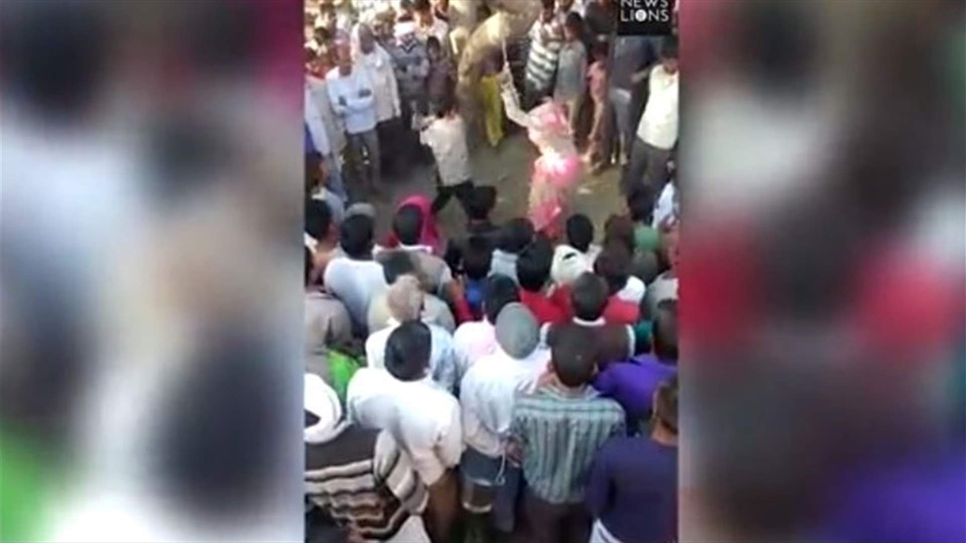 بالفيديو- عاقب زوجته بالجلد أمام الجموع... وهذا ما فعلوه بها بعدها!
