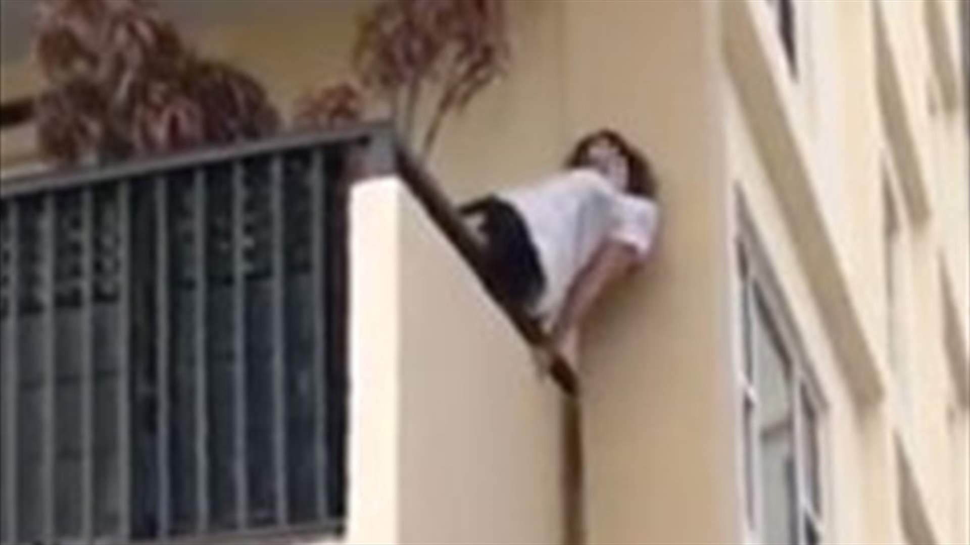 بالفيديو – امرأة تمارس اليوغا على حافة الشرفة!