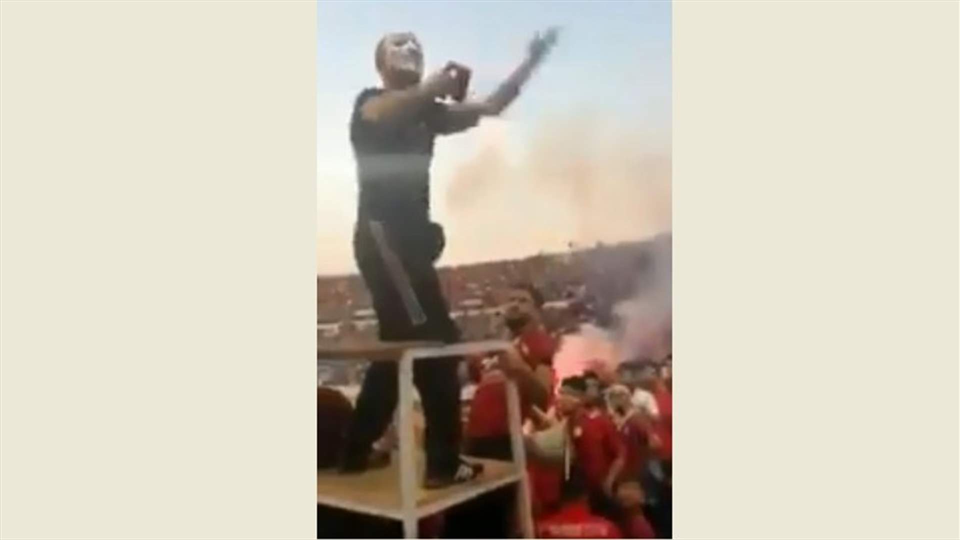 بعد رميه المفرقعات على قوى الامن خلال مباراة كرة قدم...القي القبض عليه