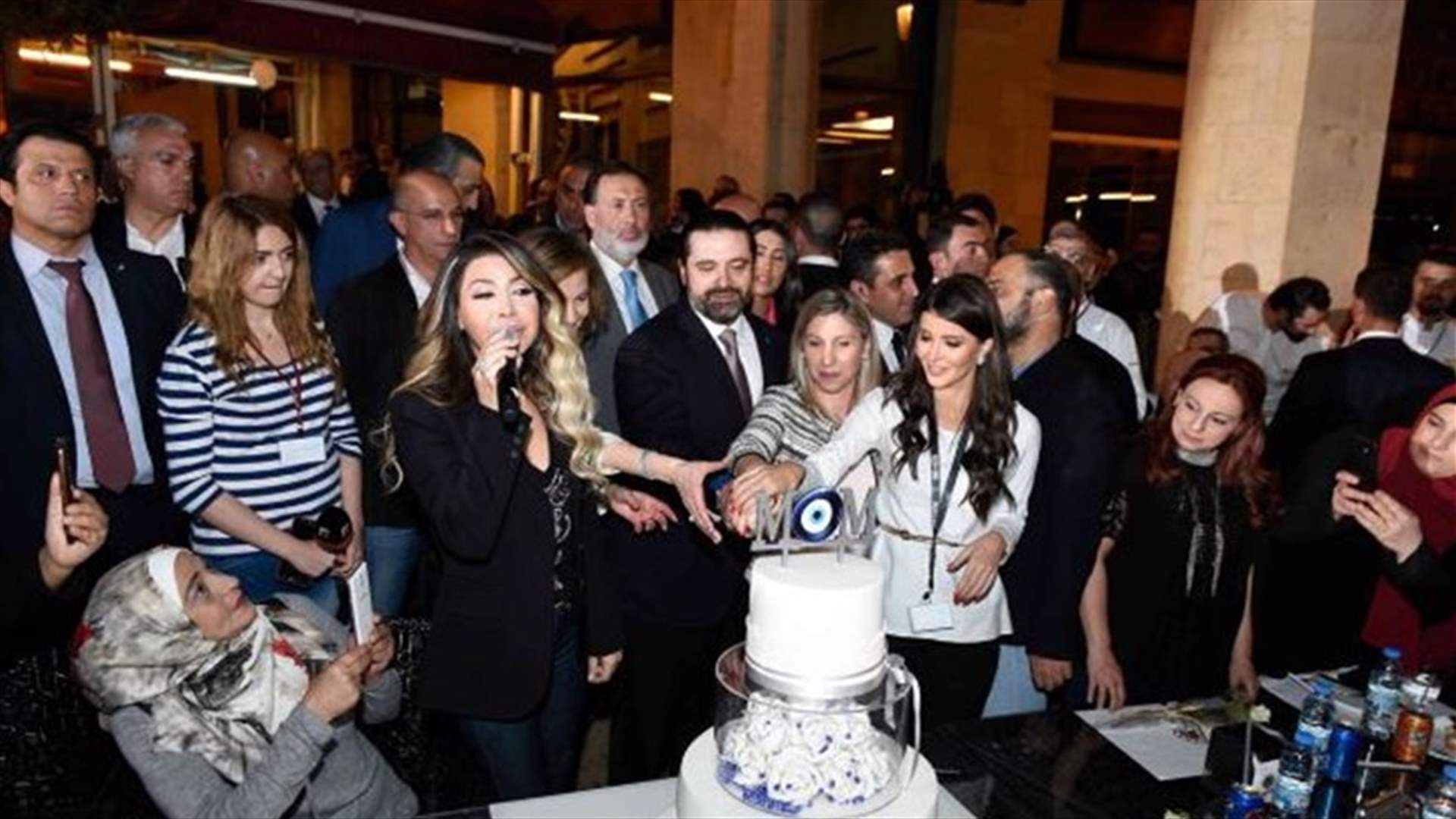 الحريري ونوال الزغبي يقدّمان الورود للأمهات المسنّات.. وناجي الأسطا يشعل ليل بيروت