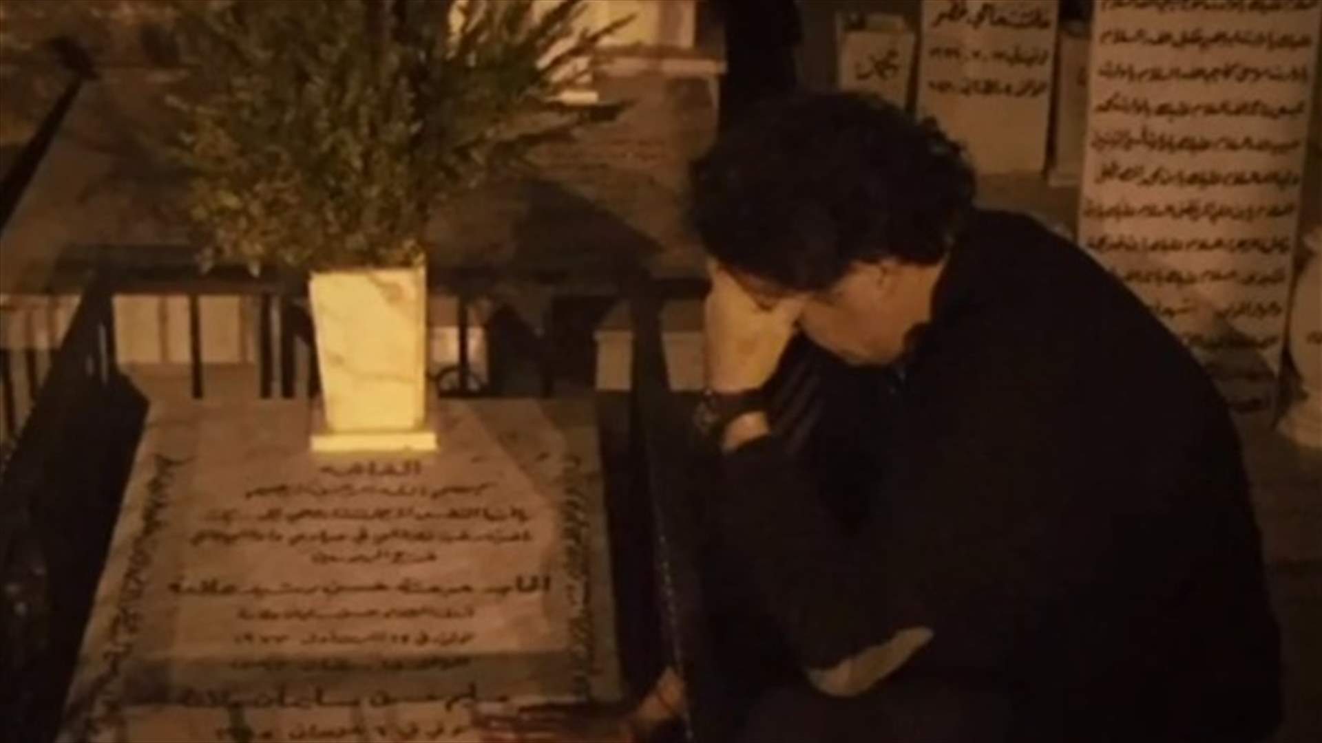 فيديو تقشعر له الأبدان.. راغب علامة يبكي على قبر والدته