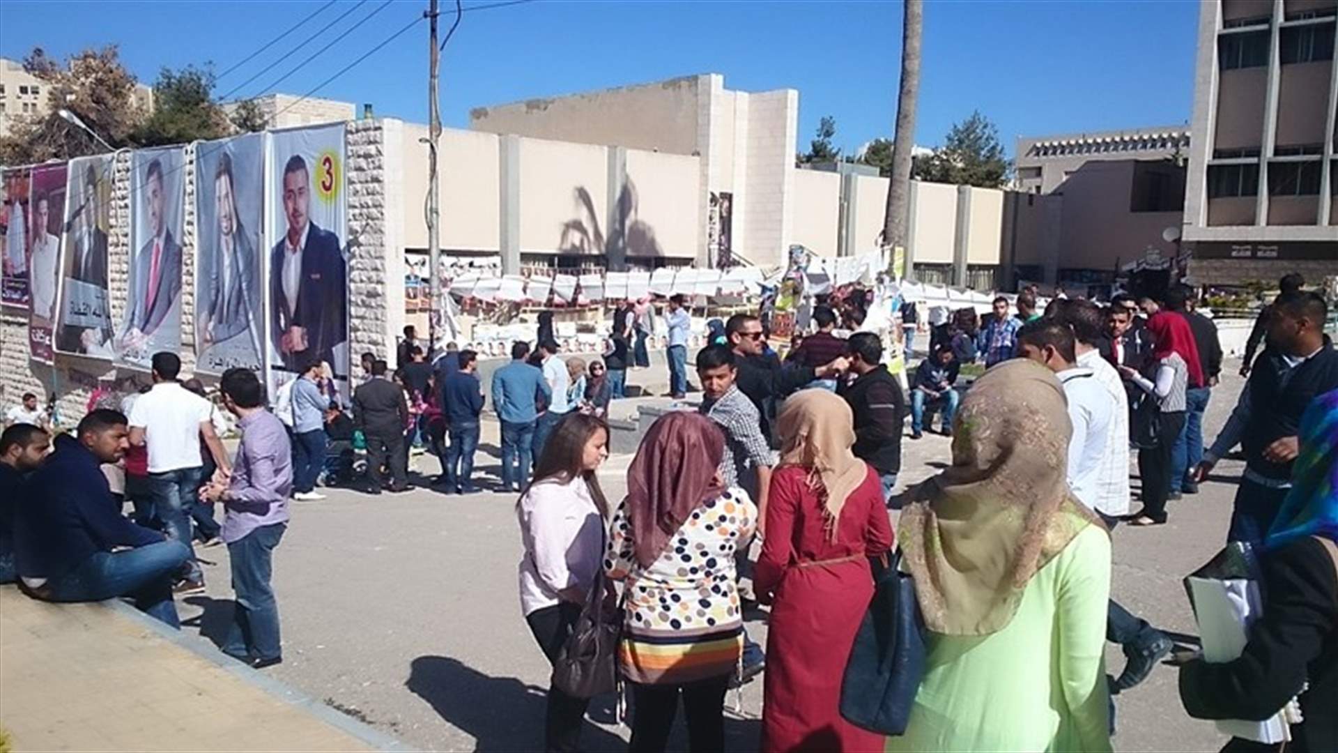 بالفيديو - أستاذ في الأردن يرمي هاتف طالبة على الأرض لسببٍ غريبٍ للغاية