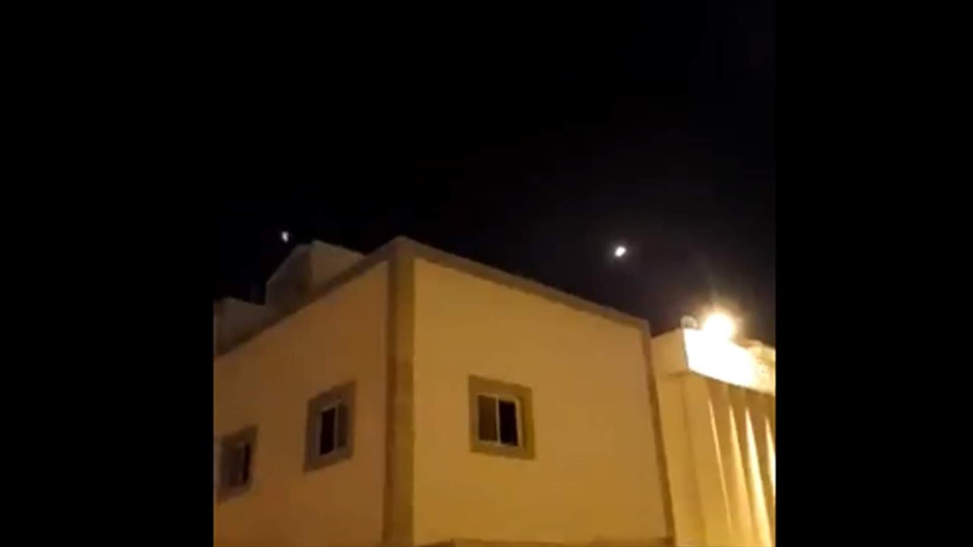 الدفاع الجوي السعودي يعترض صاروخا في سماء الرياض