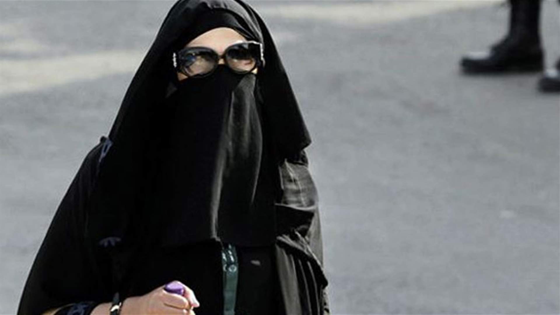 بالفيديو – سعودي تنكر بزي امرأة لسبب لا يخطر في البال!