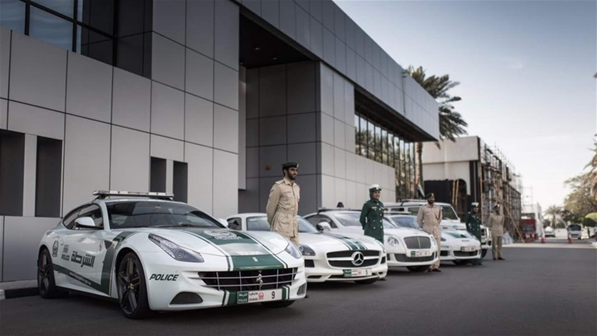 بالفيديو- سيارة بمئات آلاف الدولارات تنضم إلى أسطول الشرطة الإماراتية