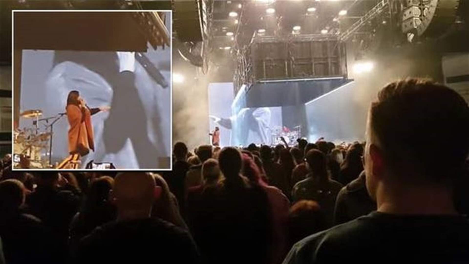 بالفيديو - فنان يوقف حفله الغنائي لفضّ إشكال بين معجبتين