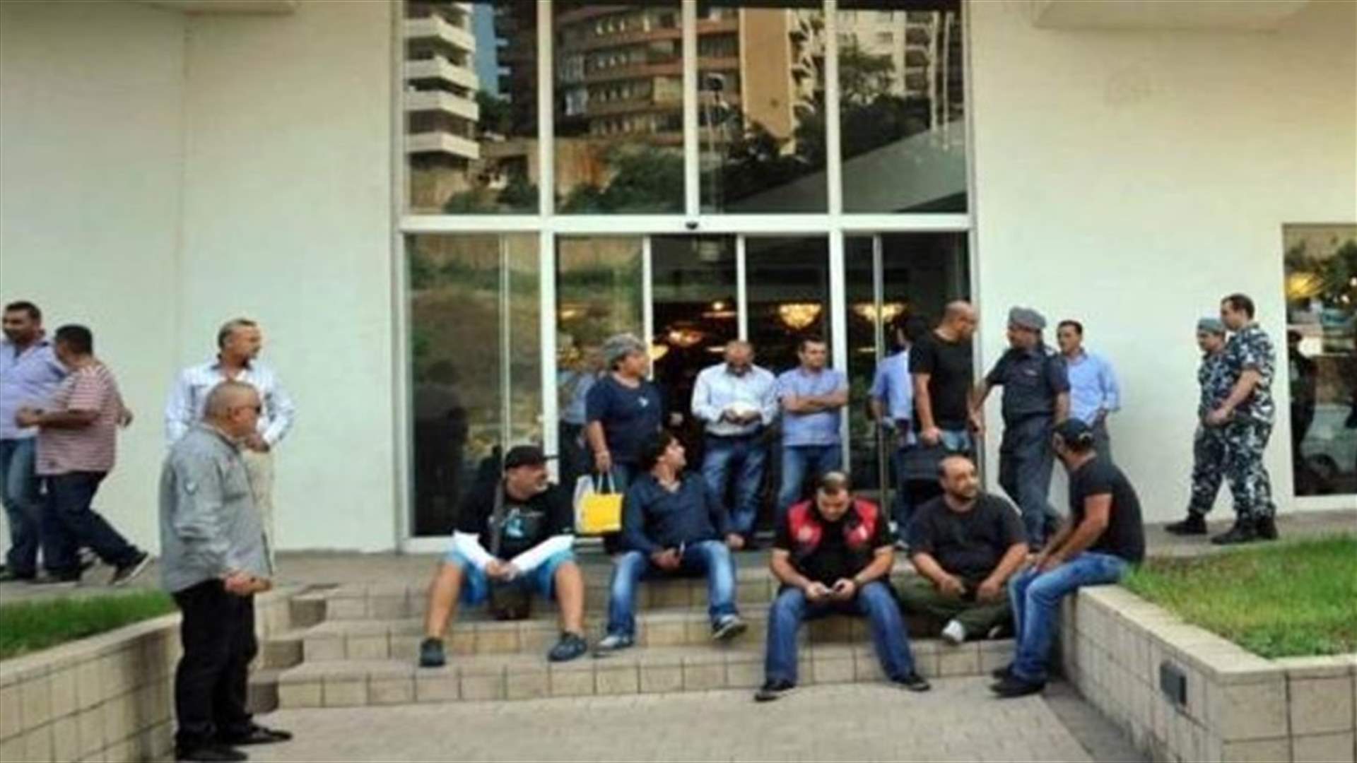 اعتصام مفتوح لعمال شركة دباس ...
