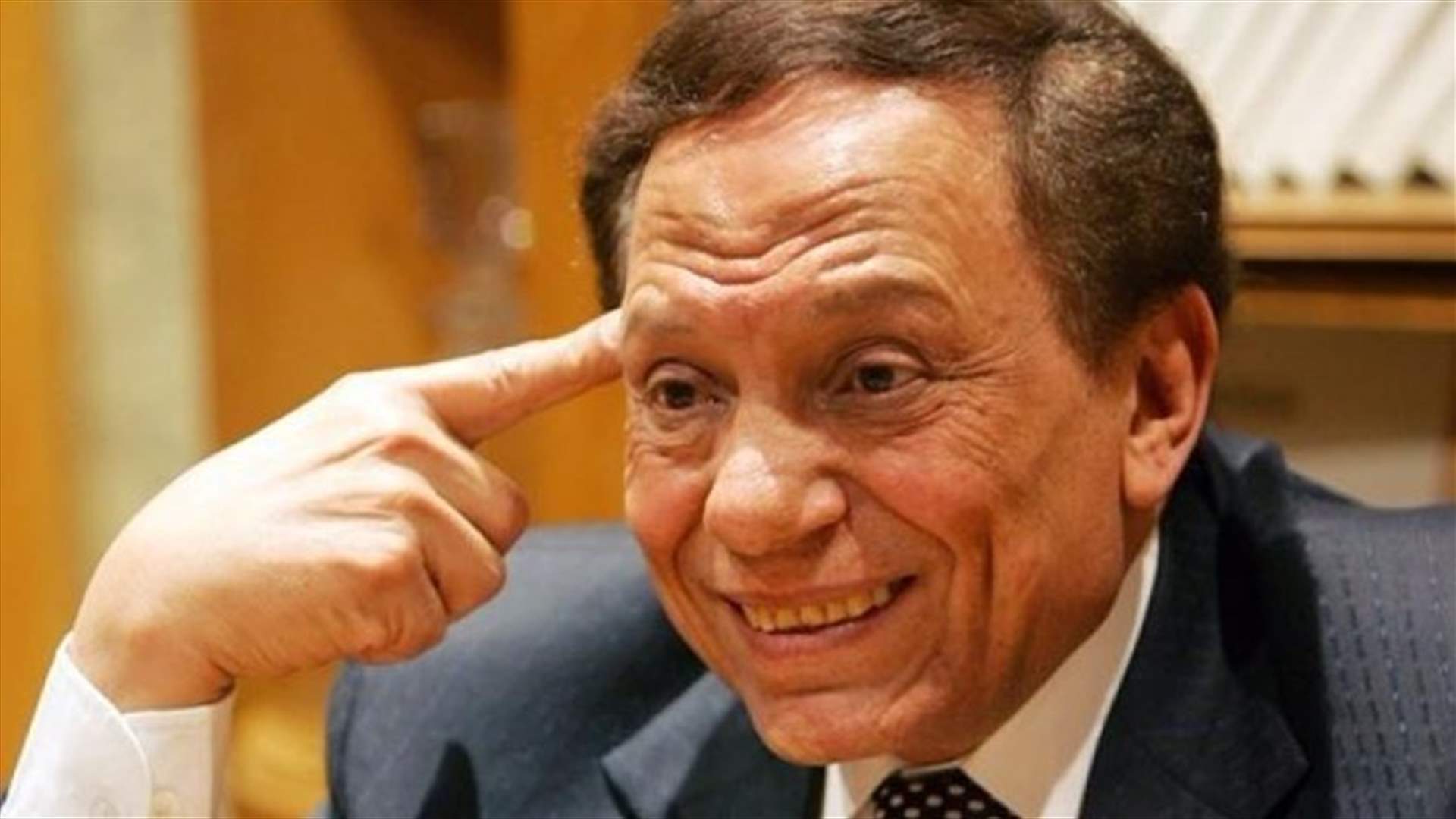 بالفيديو- عادل إمام يدلي بصوته في الإنتخابات الرئاسية ...وهكذا مازح الموظفة