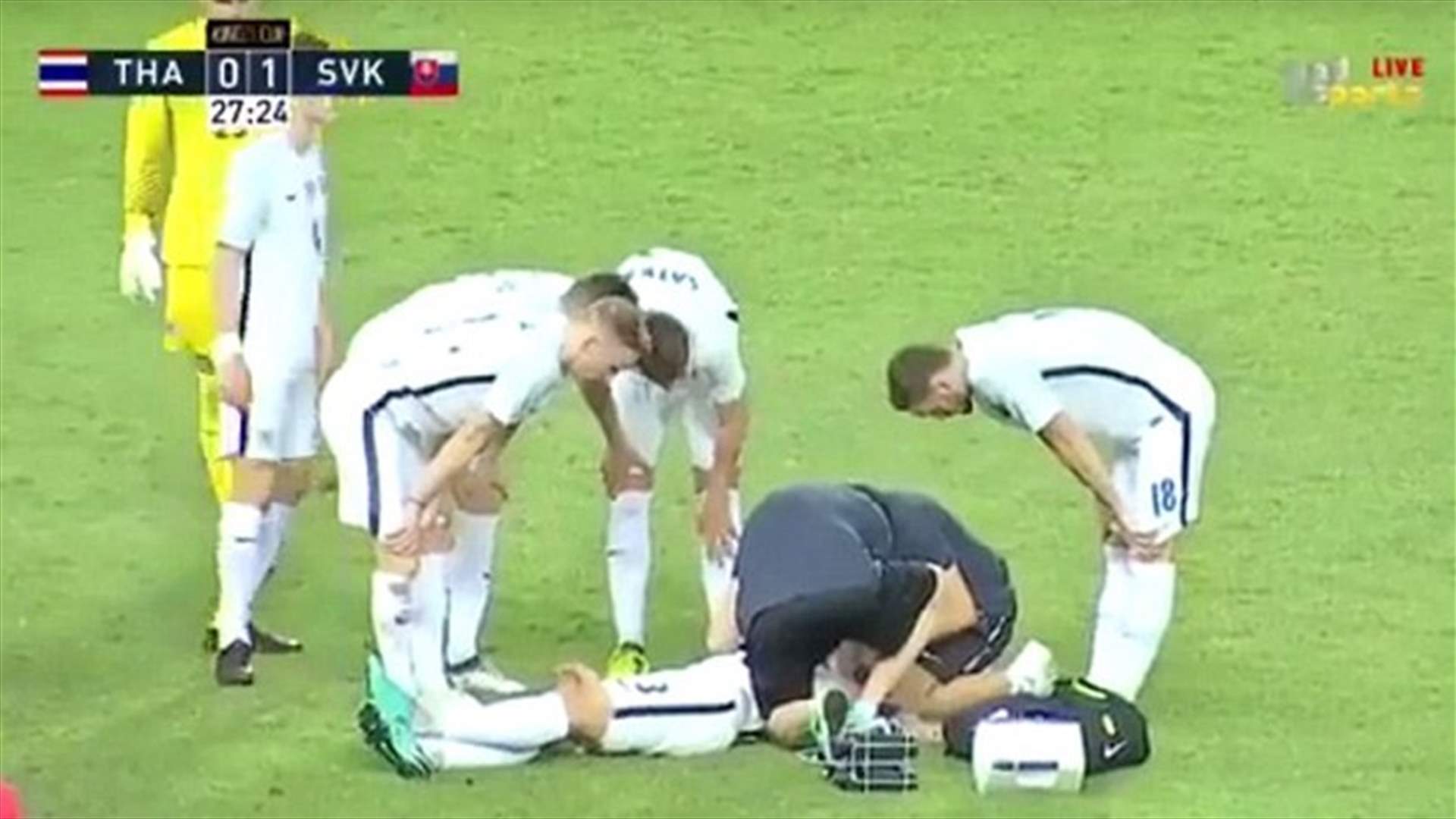 بالفيديو – مدافع ليفربول السابق ابتلع لسانه في الملعب وكاد يفقد الوعي... إليكم ما فعله زميله!