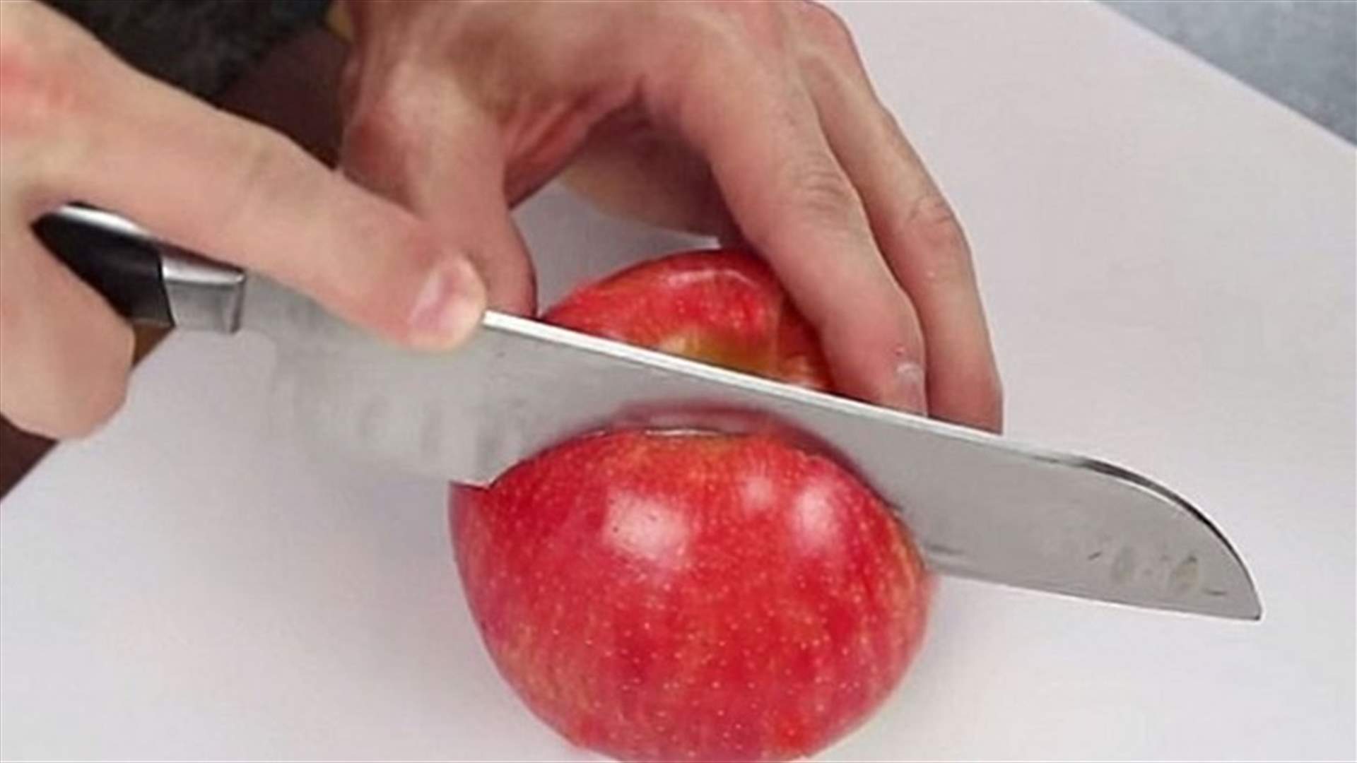بالصور – حيلة بسيطة لمنع التفاح من الاسوداد بعد تقطيعه!