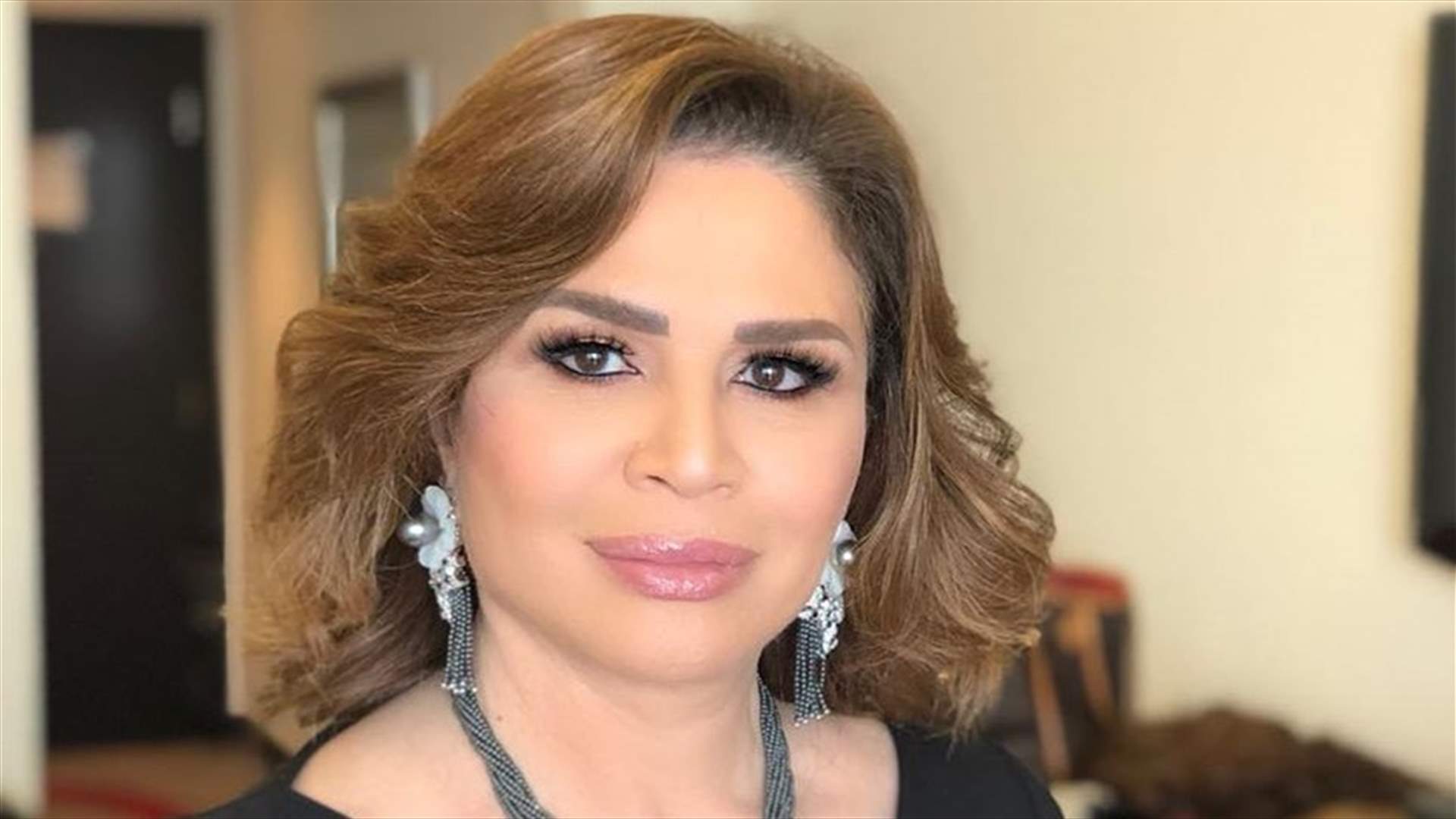 بالصور – إلهام شاهين ترتدي الحجاب... رواد الانترنت "ربنا يهديكِ"!