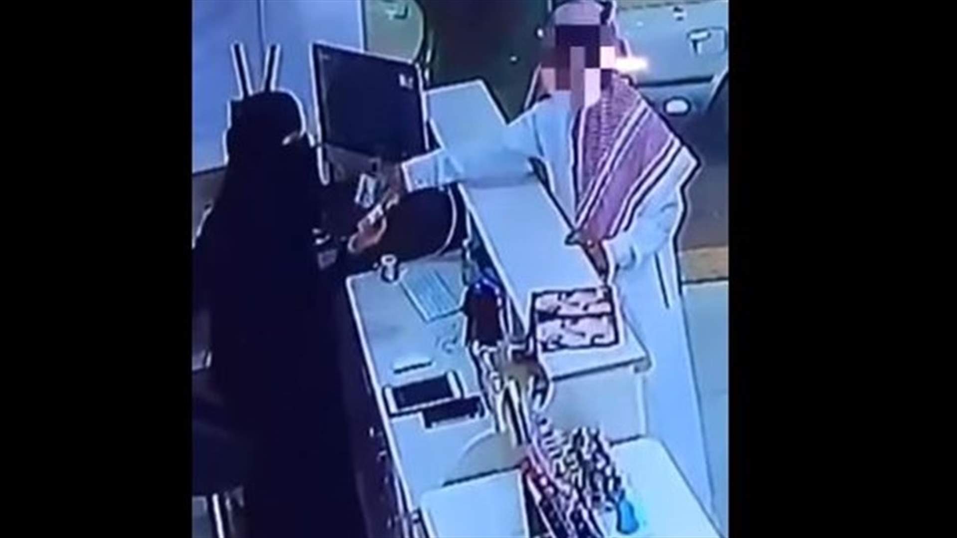 بالفيديو… لص ذكي  يخدع سيدة في متجرٍ سعودي