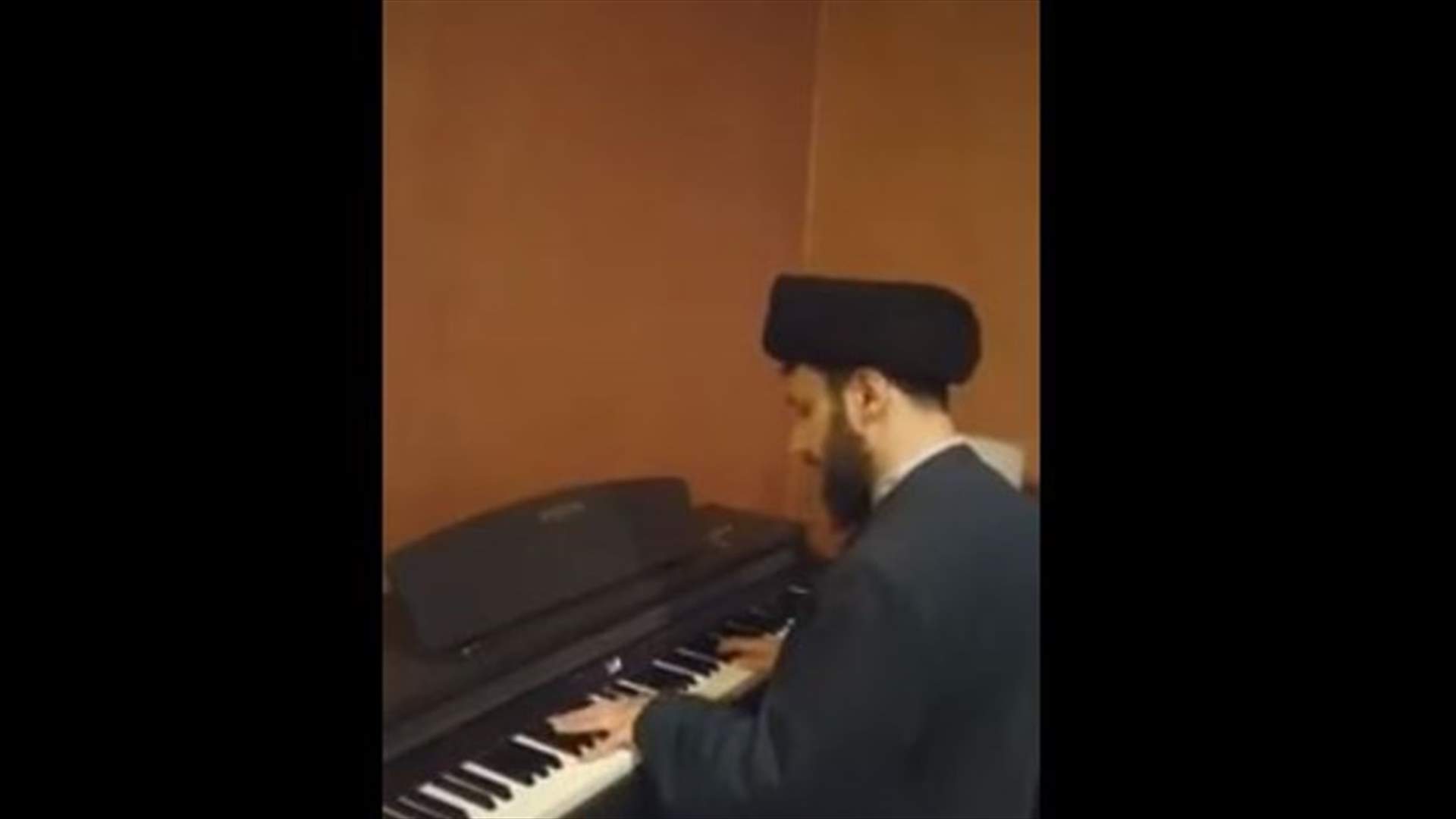 بالفيديو- رجل دين لبناني يثير الجدل بسبب عزفه على البيانو