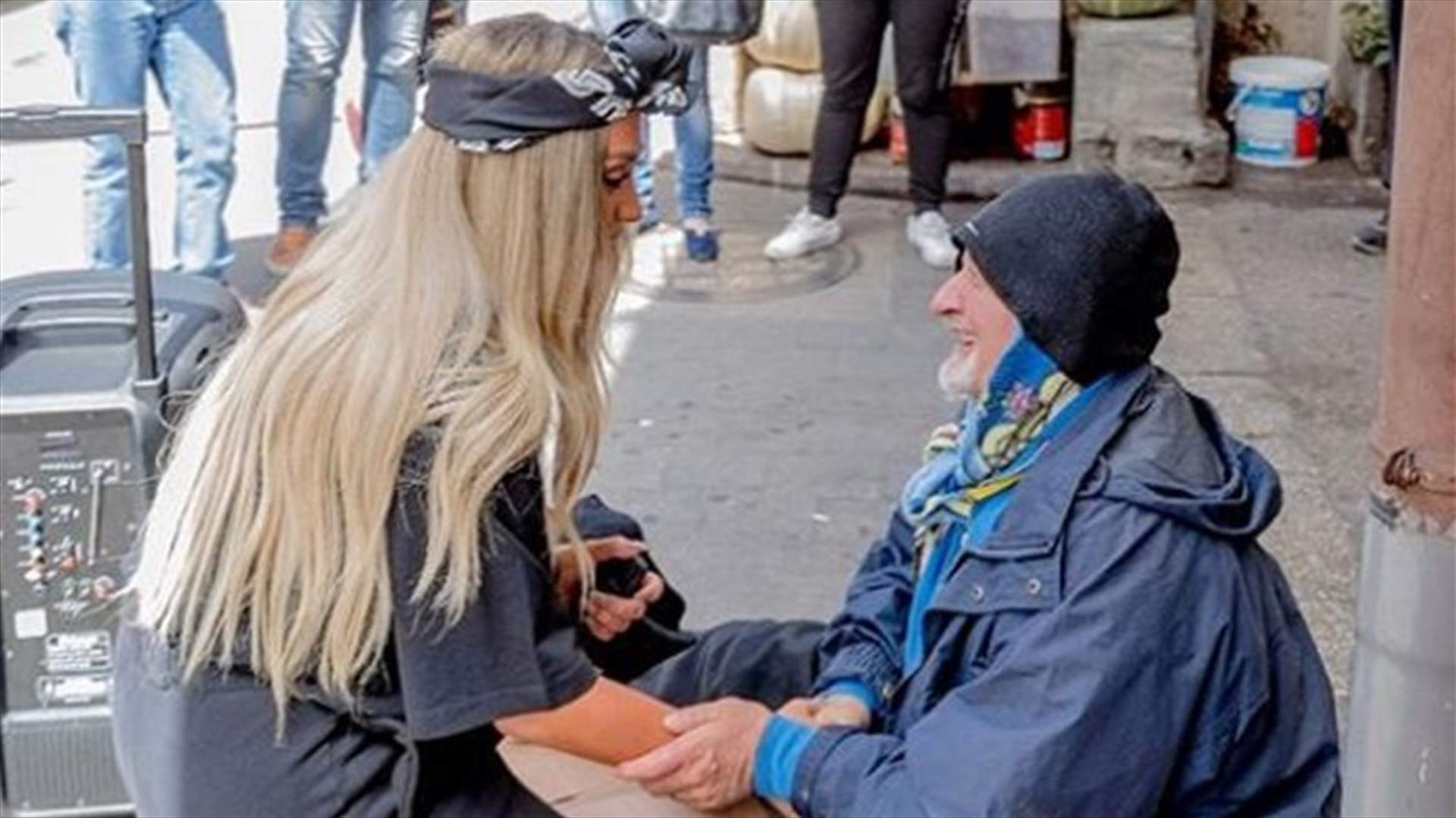 بالصور- مايا دياب في شوارع برج حمود.. حملة لمساعدة المشردين تحوّلت إلى مظاهرة