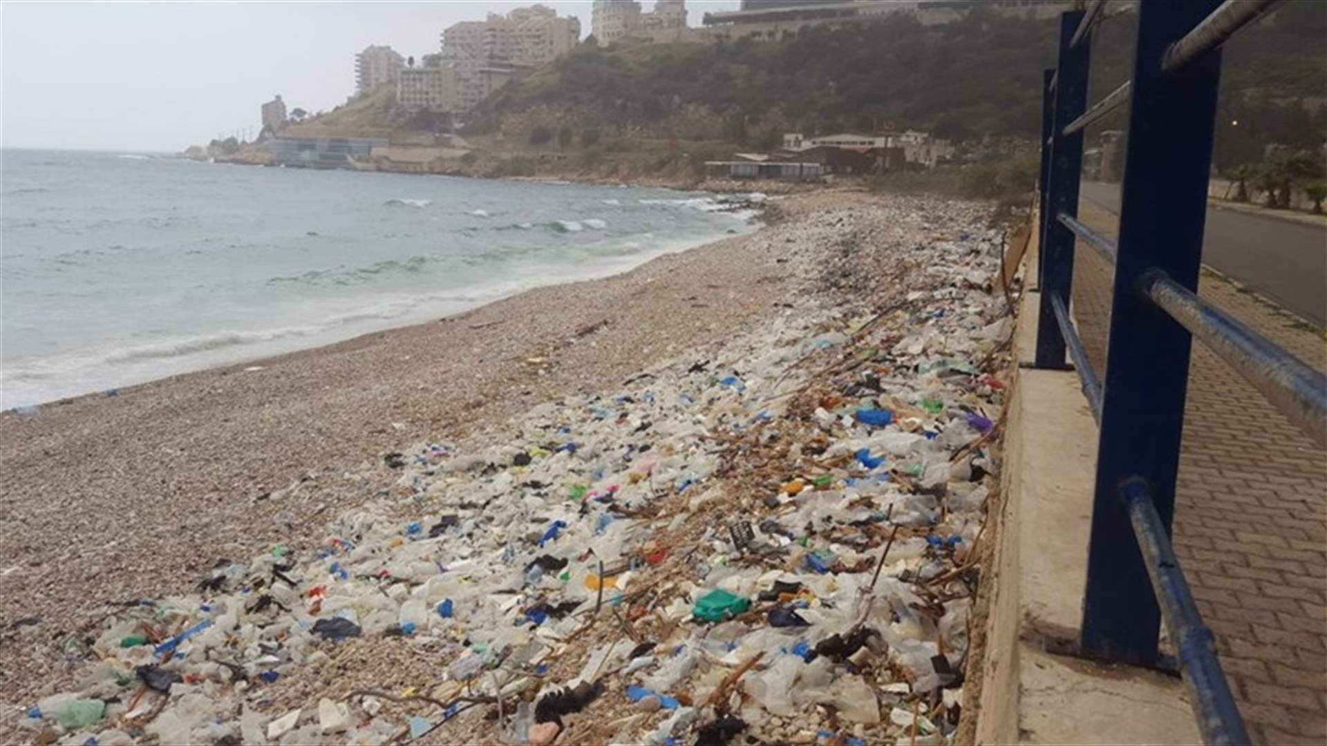 بالصور- شاطئ تكسوه النفايات في جونية...