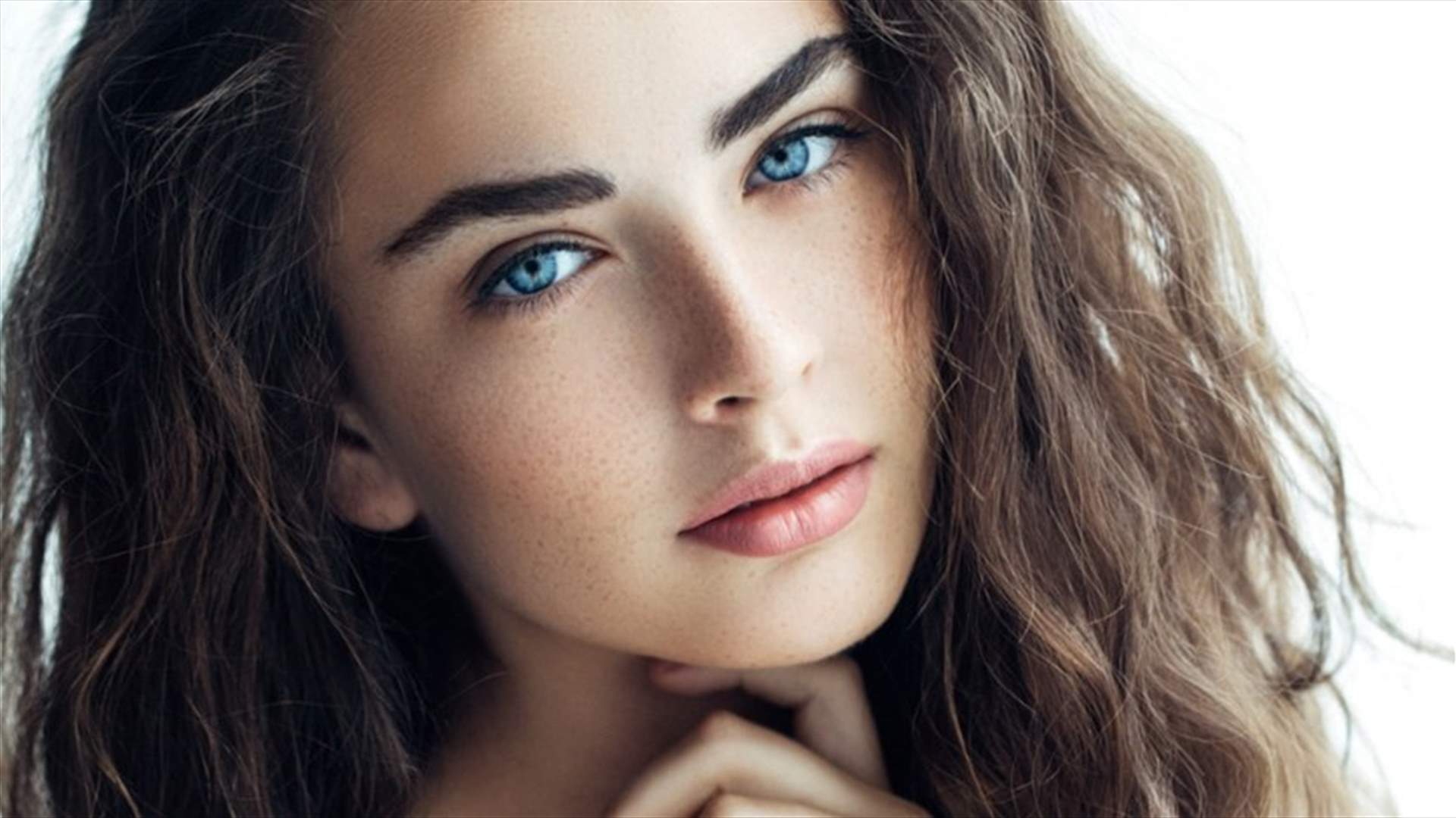 بالصور – صيحة حاجبين غريبة تجتاح عالم الجمال هذا الربيع!