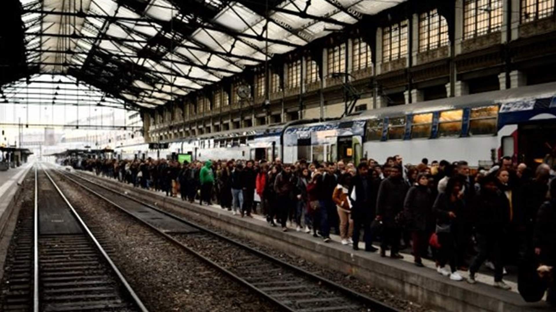 اتحادات السكك الحديدية الفرنسية تواجه ماكرون في إضراب متواصل