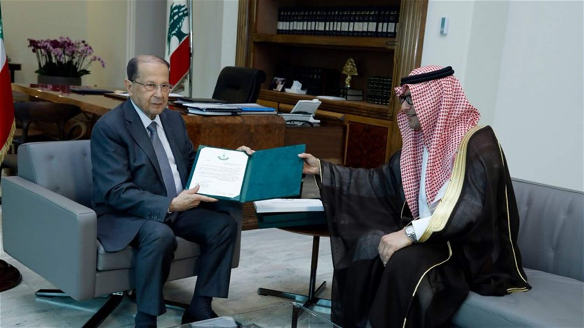 عون تسلم من البخاري دعوة للمشاركة في القمة العربية...