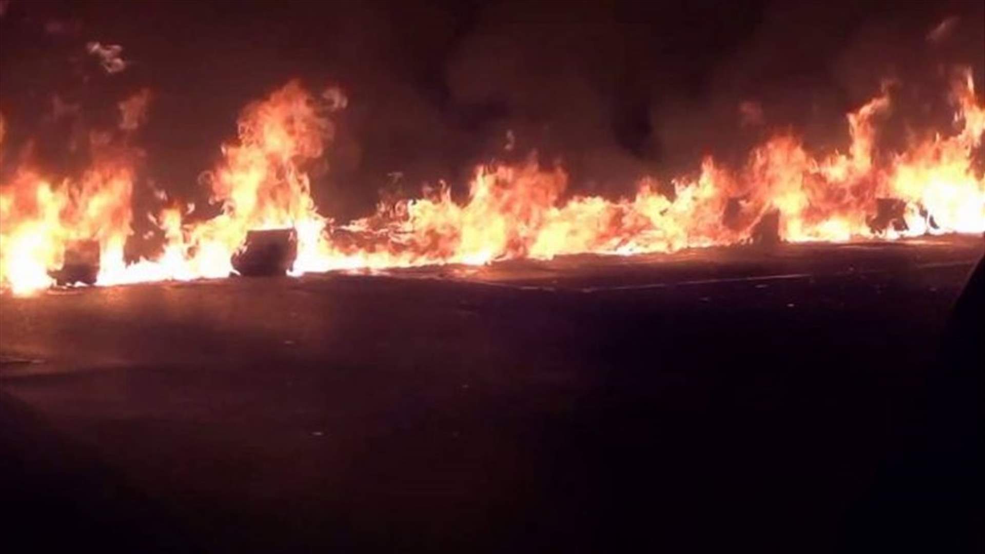 شبان يقطعون الطريق في بعلبك احتجاجا على انقطاع الكهرباء